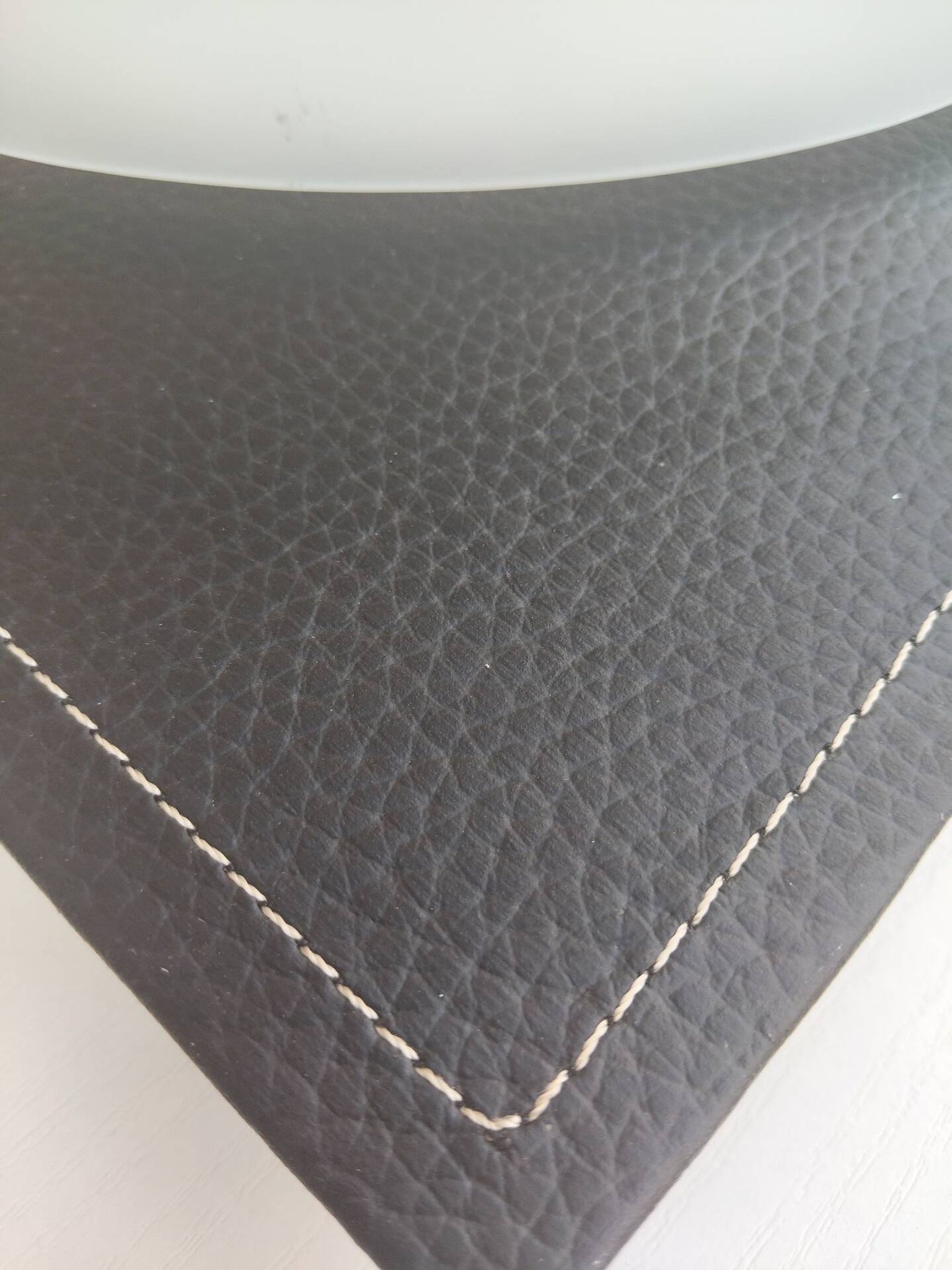 Applique ou plafonnier en verre dépoli et matière façon cuir