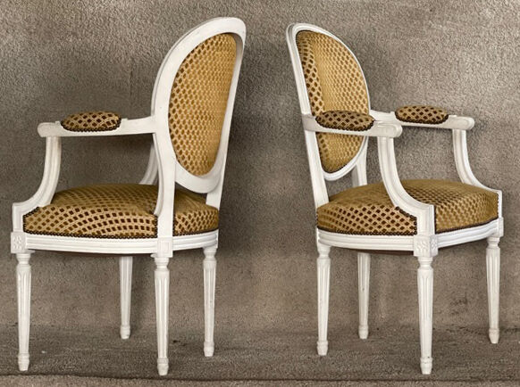 Paire de fauteuils cabriolets de style Louis XVI