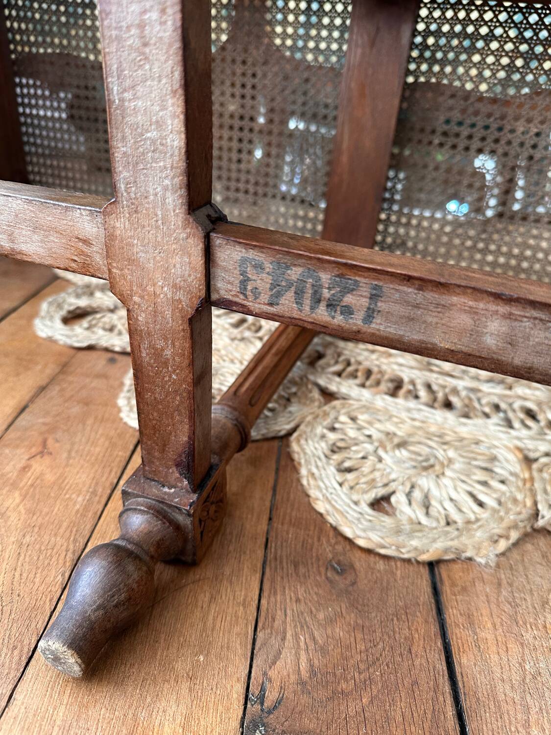 Piano bench seat in cane