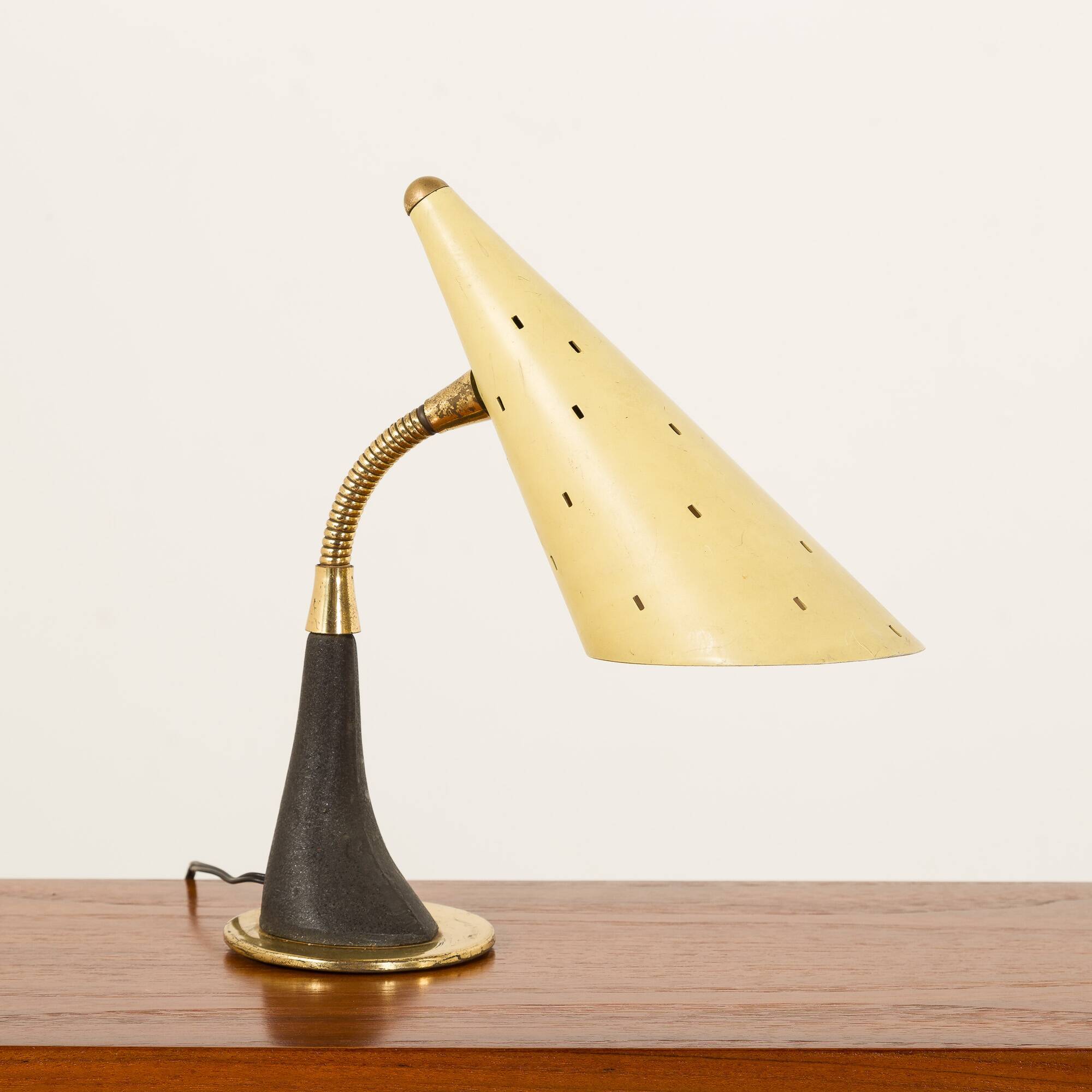 Petite mid century desk lamp, attr. to Stilnovo, Italy 1960s