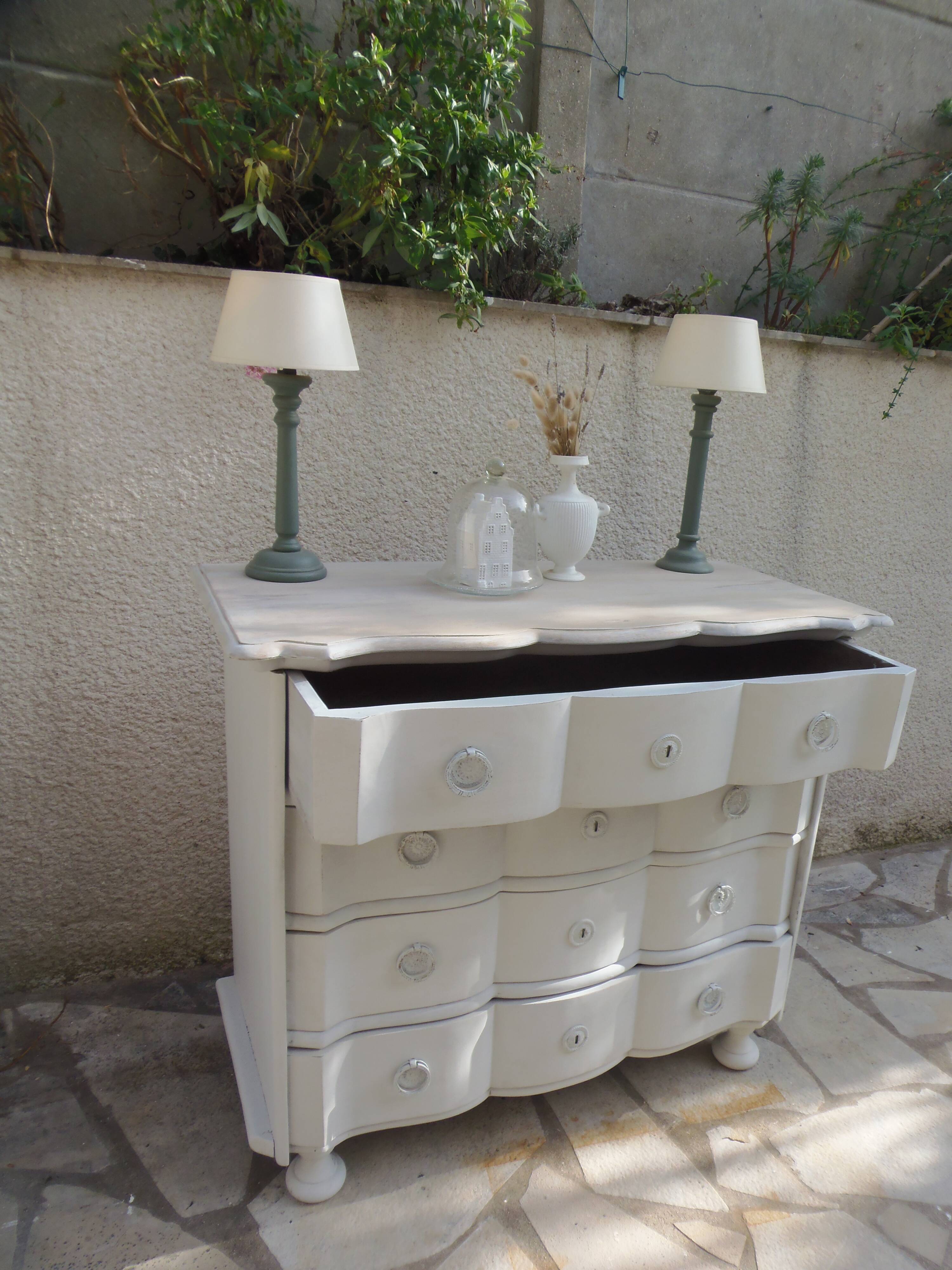 Commode arbalète de belle facture sublimée en gris perle, plateau blanchi.