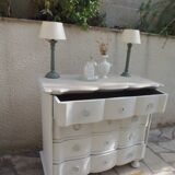 Commode arbalète de belle facture sublimée en gris perle, plateau blanchi.