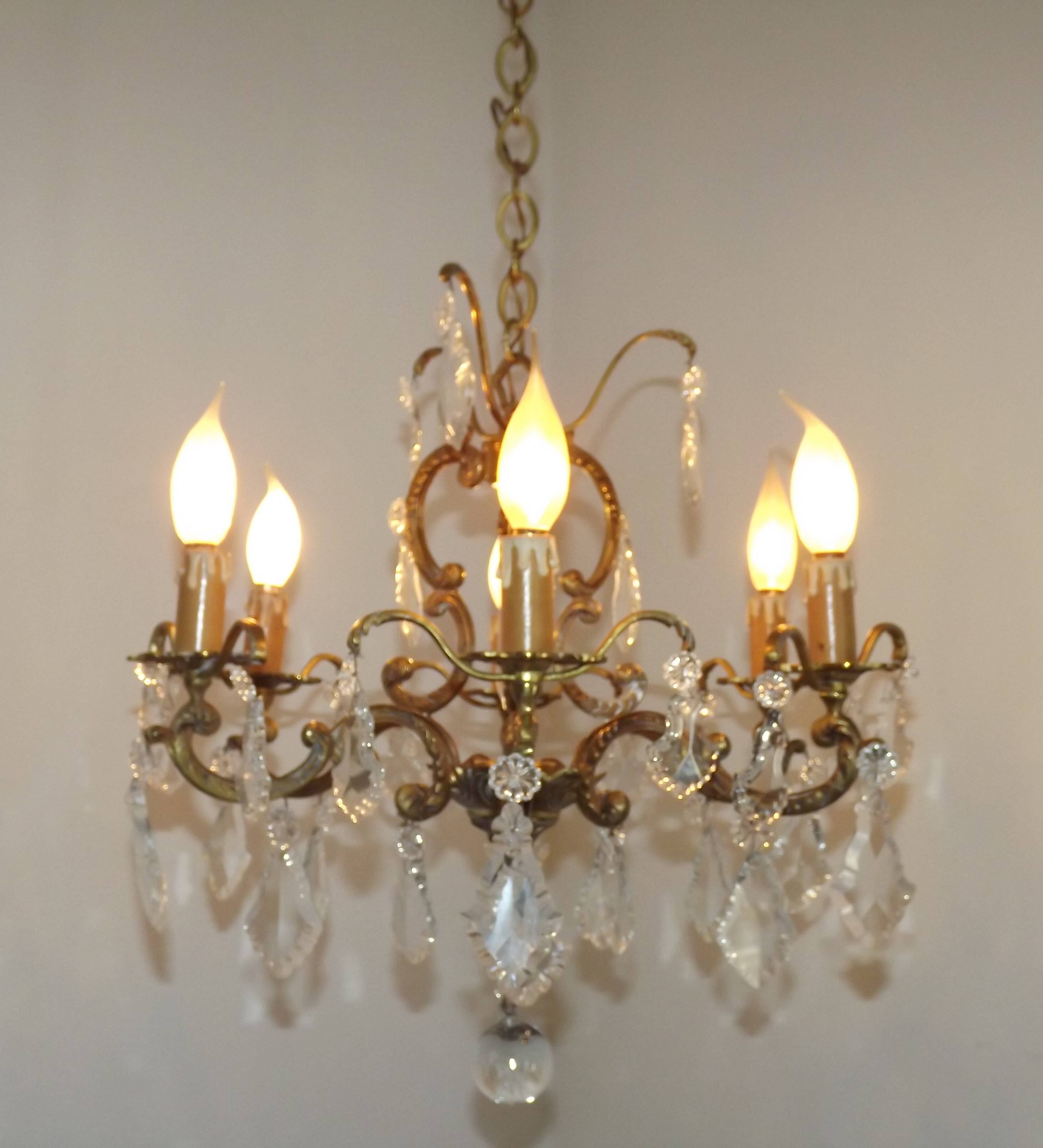 Lustre en bronze à 6 lumières, en cristal, en cage à 3 côtés de style Art Nouveau.