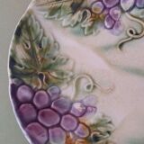 Onnaing grape bunches dabbling plate