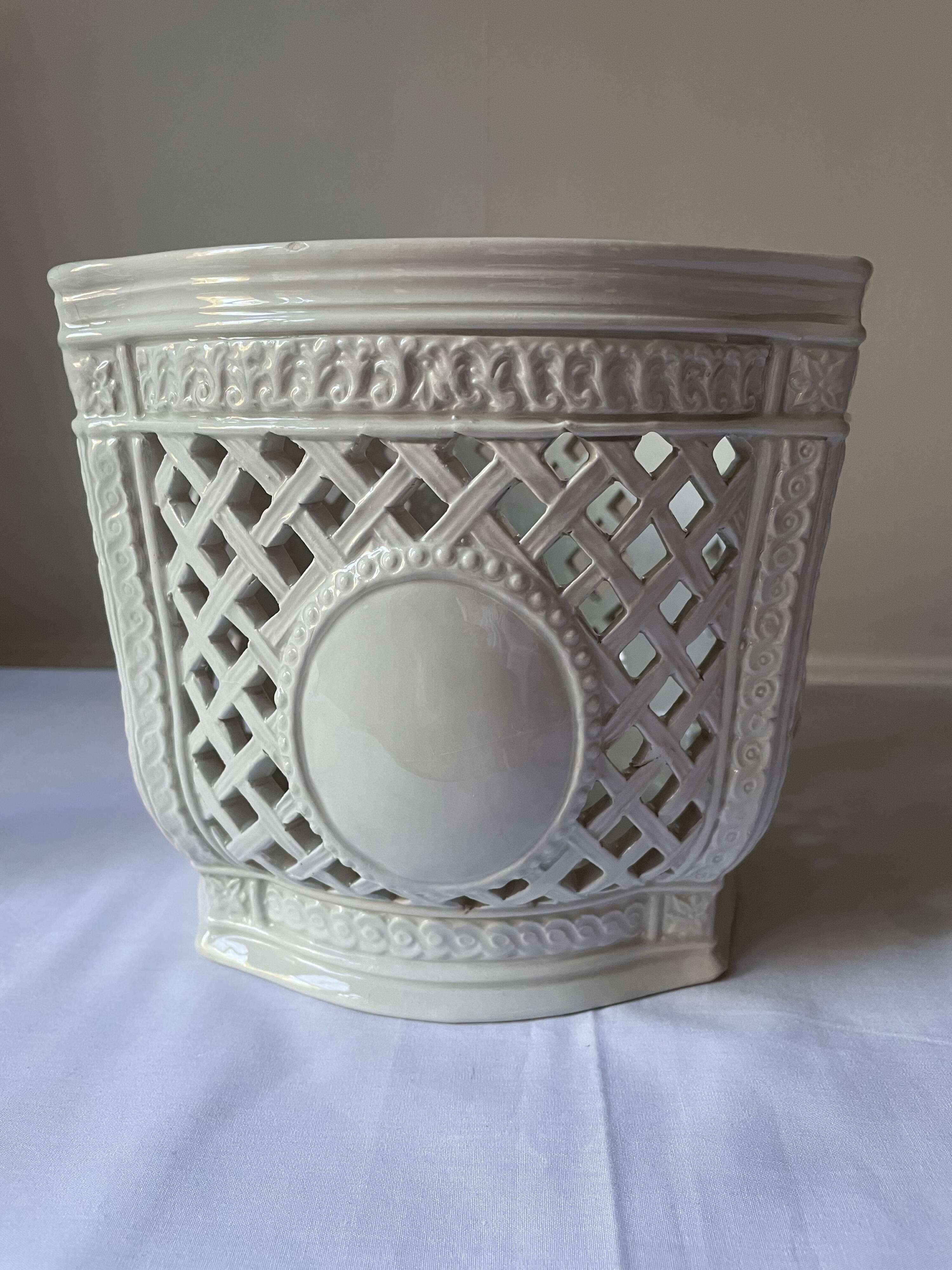 Reticulated pot cover in Italian porcelain