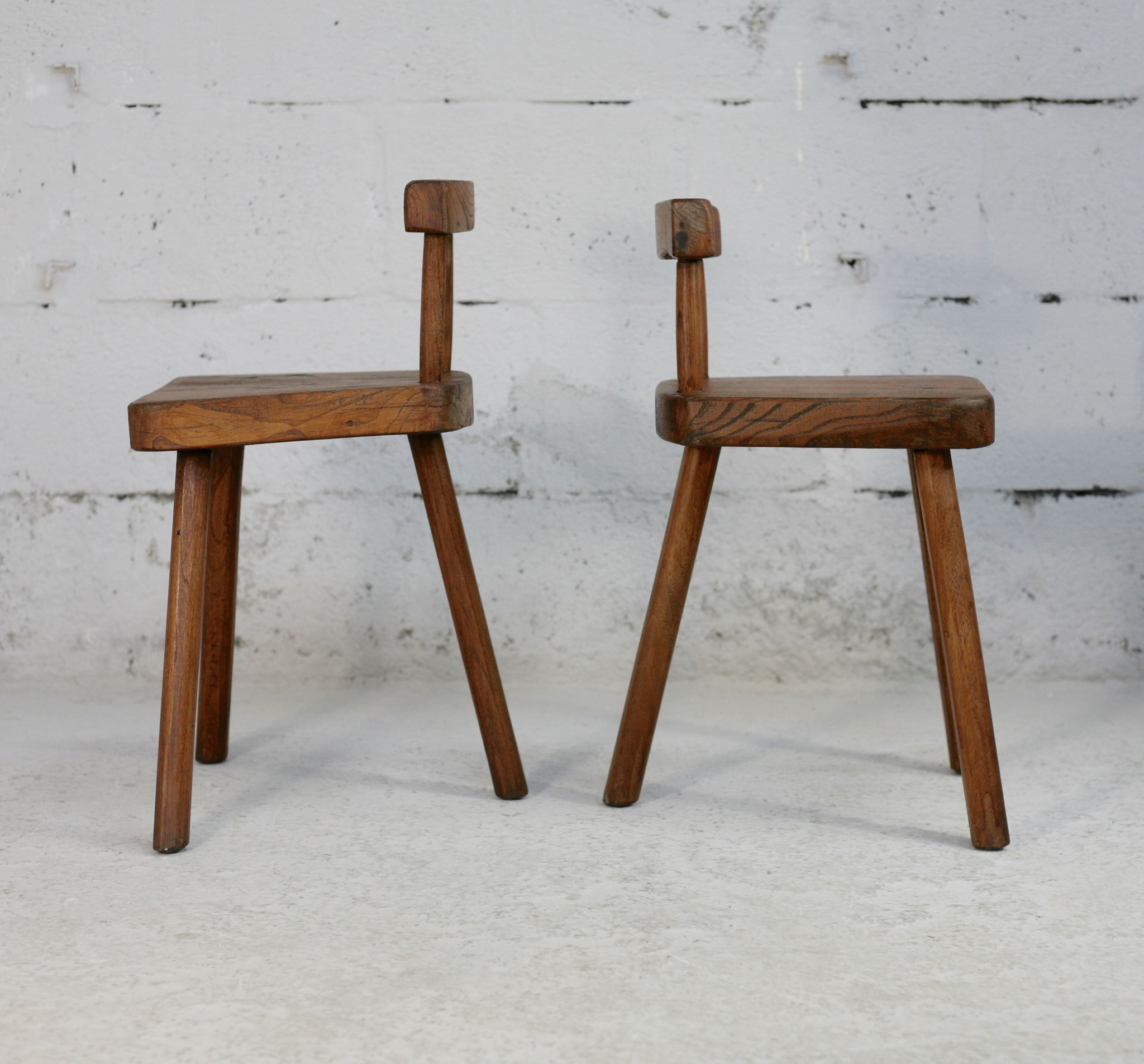 Paire de tabourets tripodes à dossier brutalistes, France, circa 1960