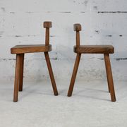 Paire de tabourets tripodes à dossier brutalistes, France, circa 1960