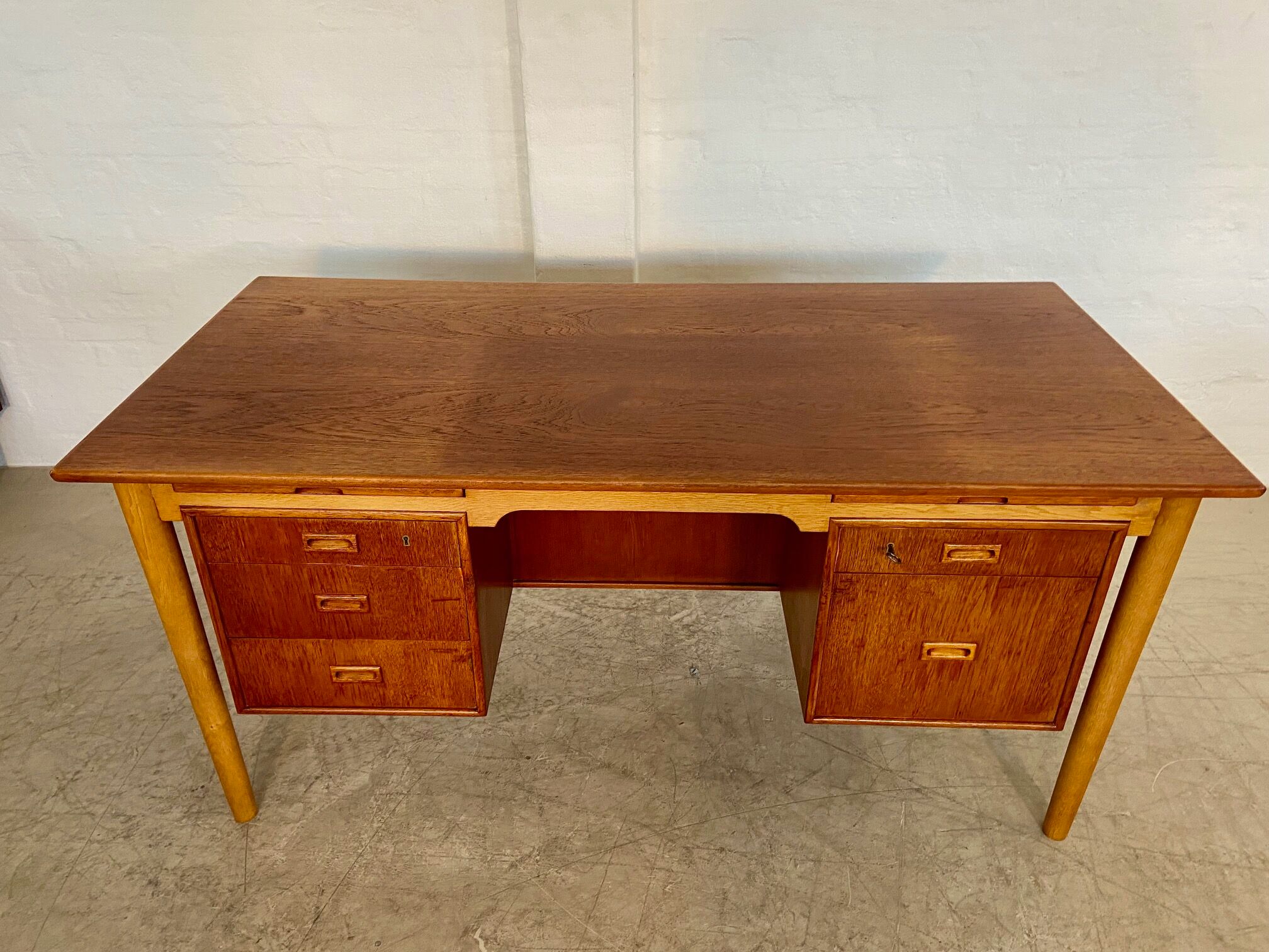 Vintage Danish desk in teak and oak by Børge Mogensen for Søborg Møbelfabrik, 1960s.