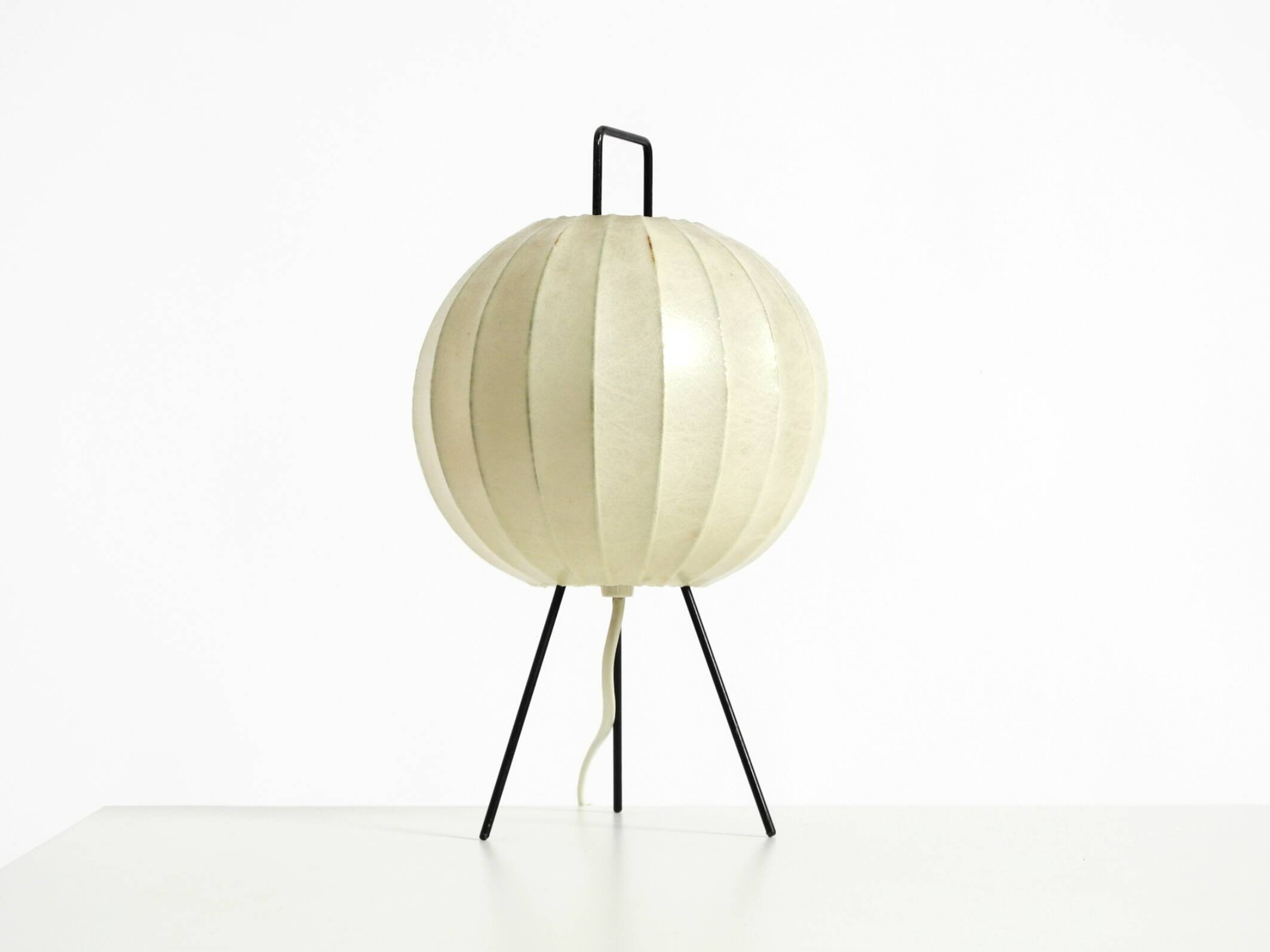 Very rare and beautiful Mid-Century Modern tripod Cocoon table lamp