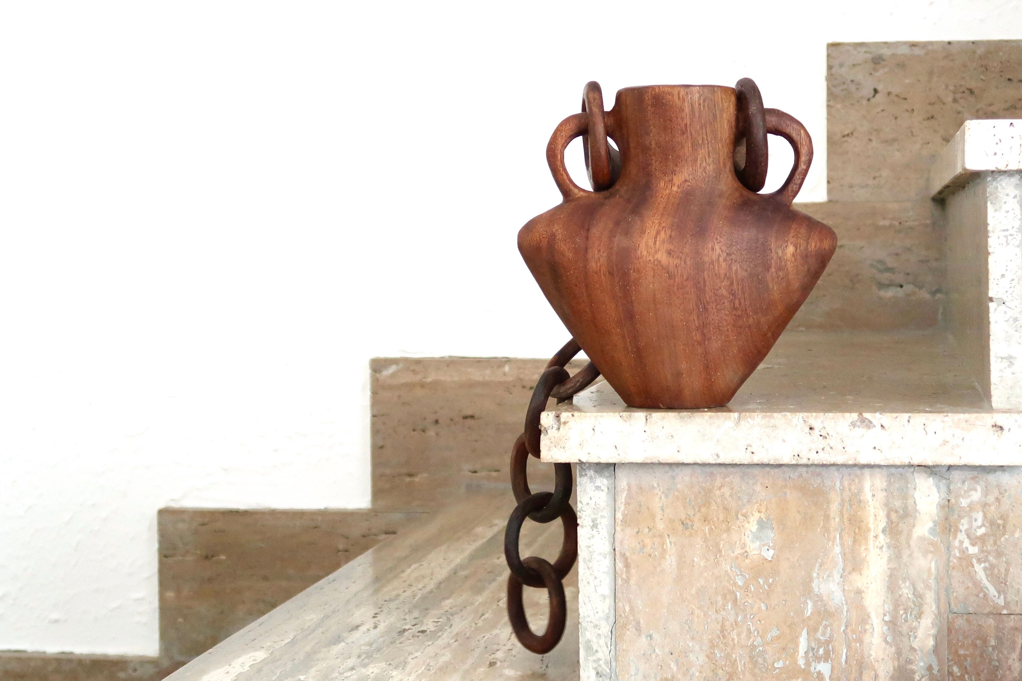 Vase à anses en bois années 50
