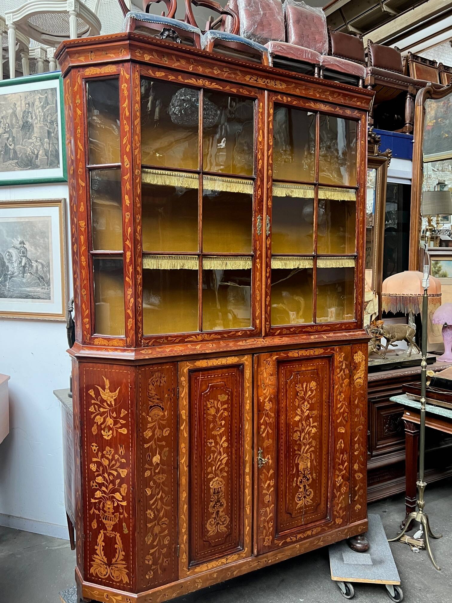 Renaissance display case. Dutch marquetry with floral motifs.