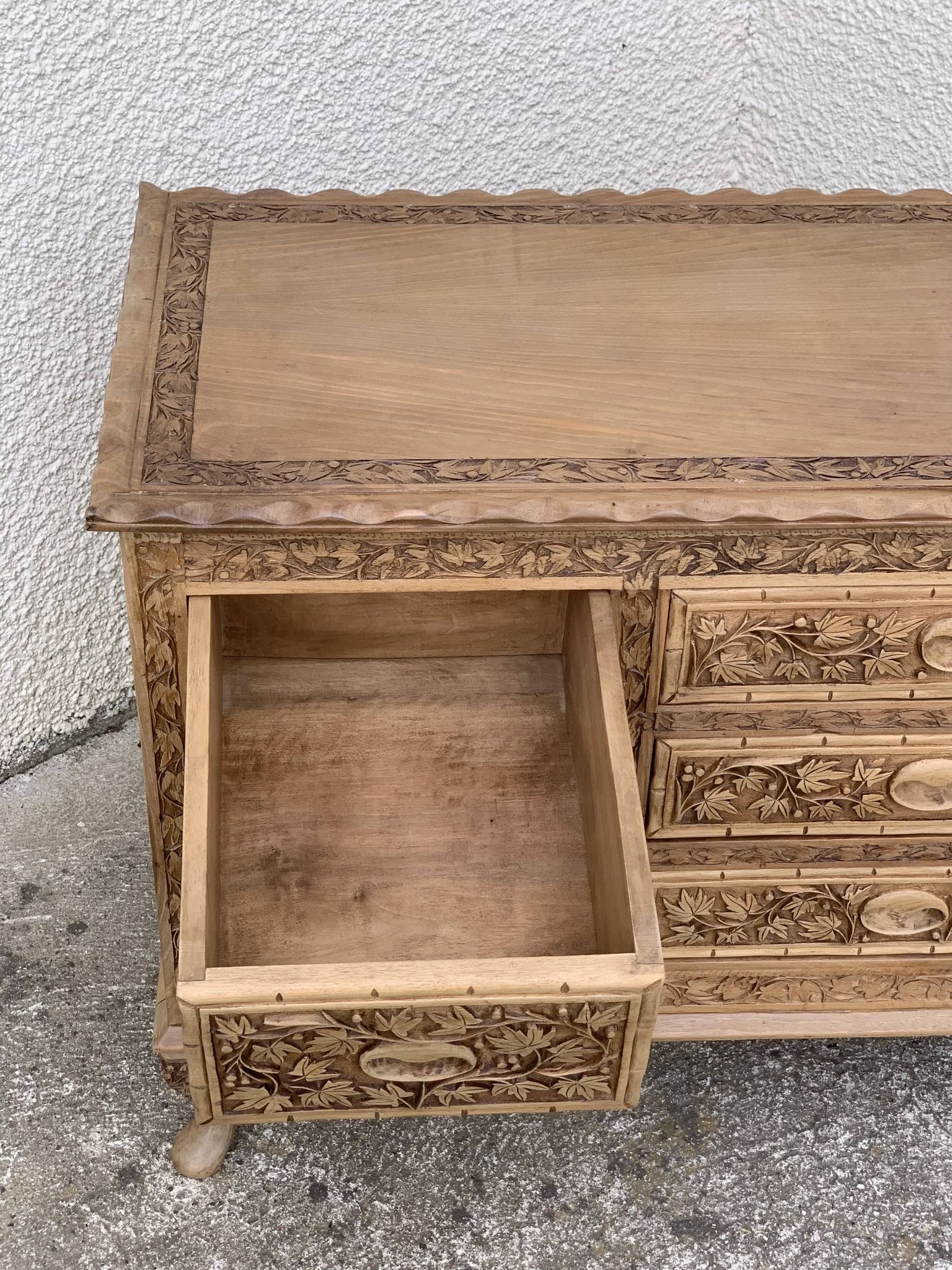 Commode vintage basse Padouk Massif sculpté 1950