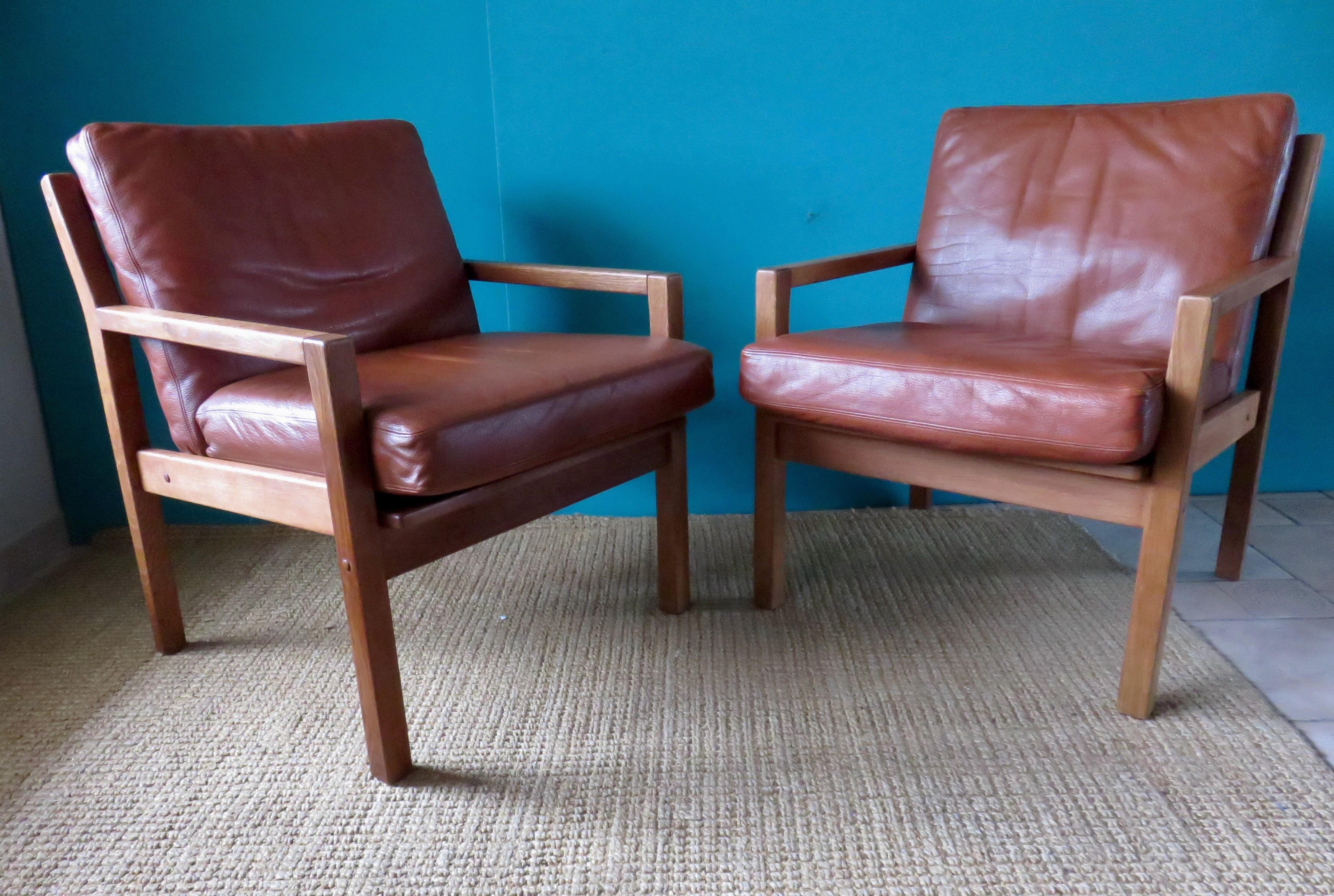 Pair of oak faults with tawny leather cushion. Denmark 1960