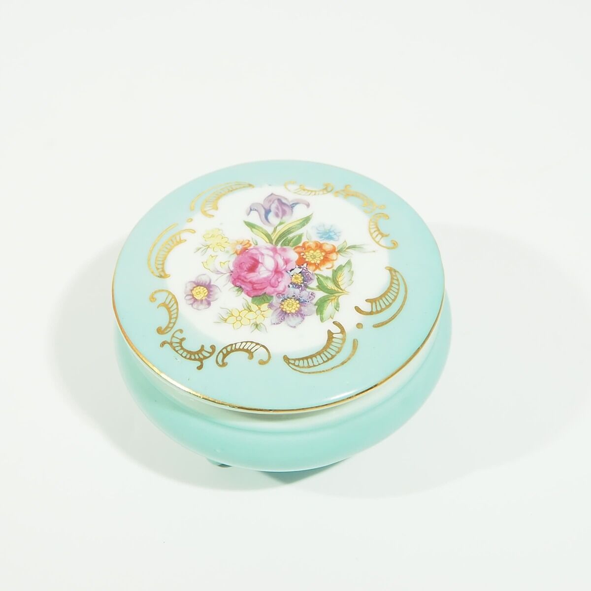 Jewelry box in blue porrcelaine decoration flowers