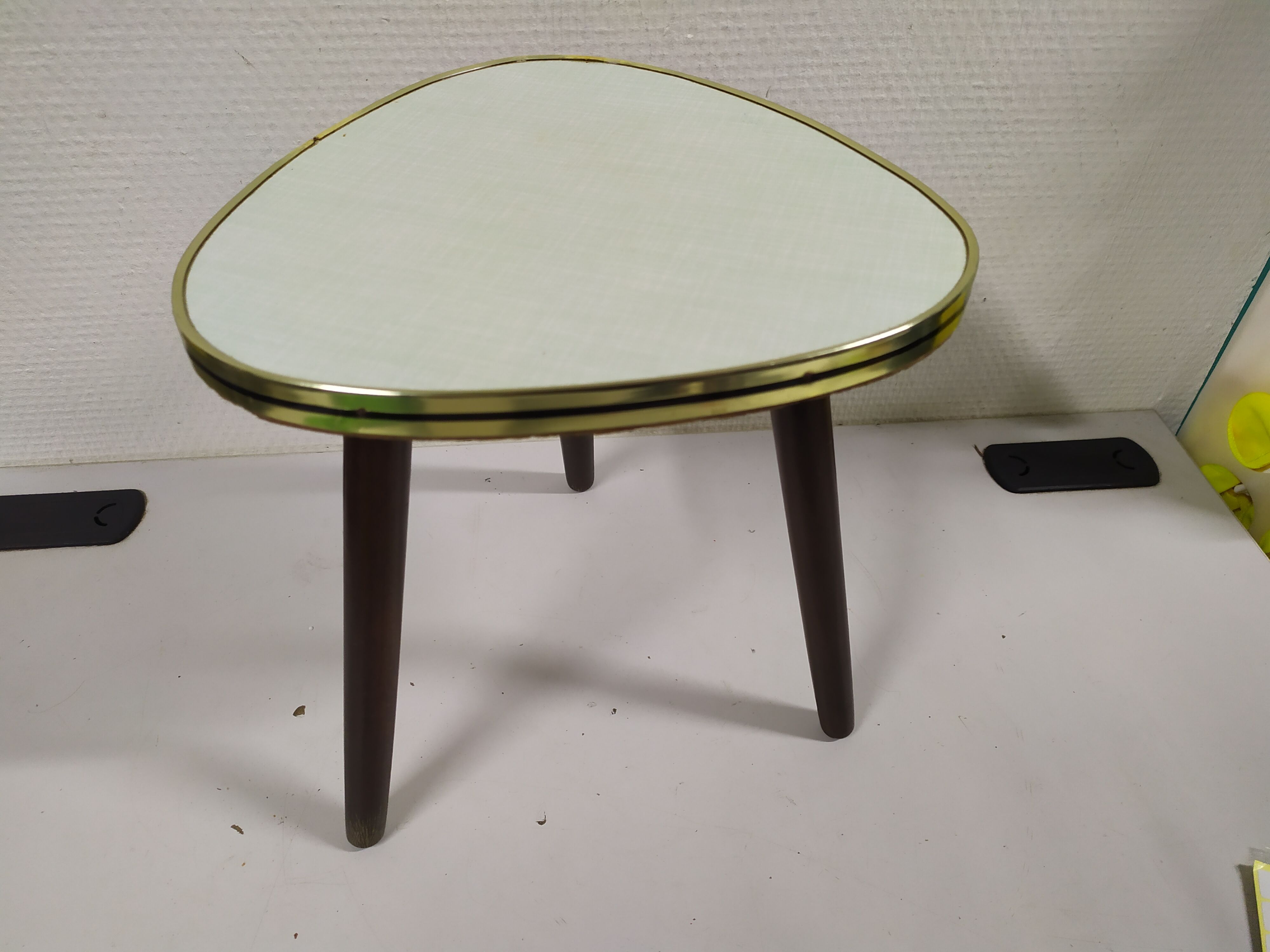 Formica tripod rests plant holder - white - vintage