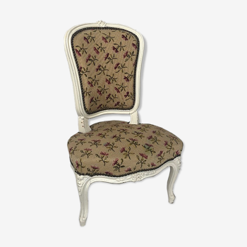 Chaise basse de style Louis XV, bois laqué blanc