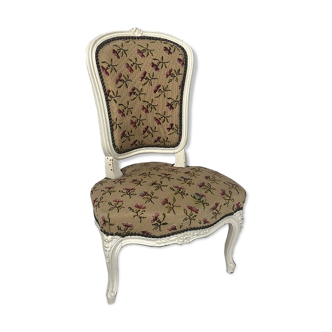 Chaise basse de style Louis XV, bois laqué blanc