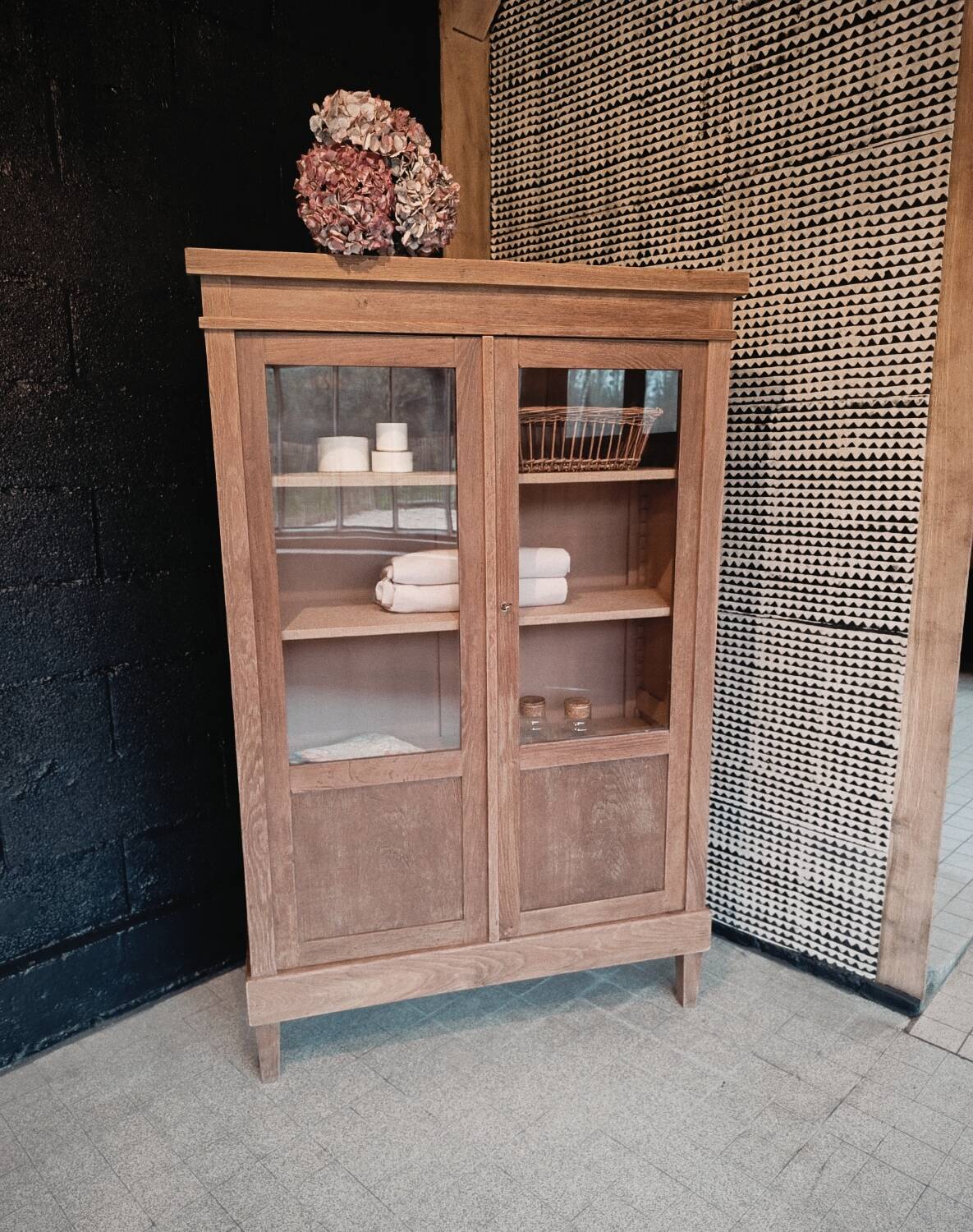 Antique display cabinet / vintage bookshelf