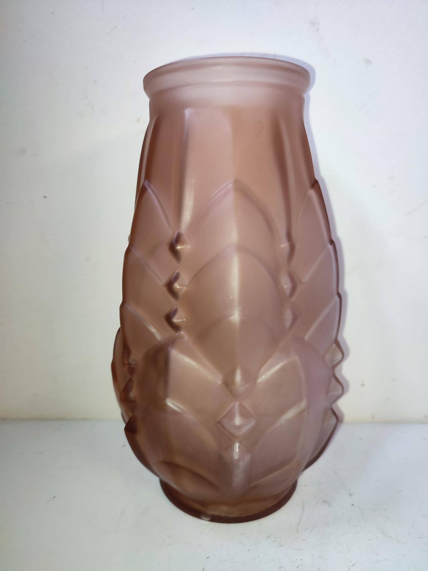 Beautiful art deco frosted glass vase dating from the 1920s-1940s in salmon color in good condition