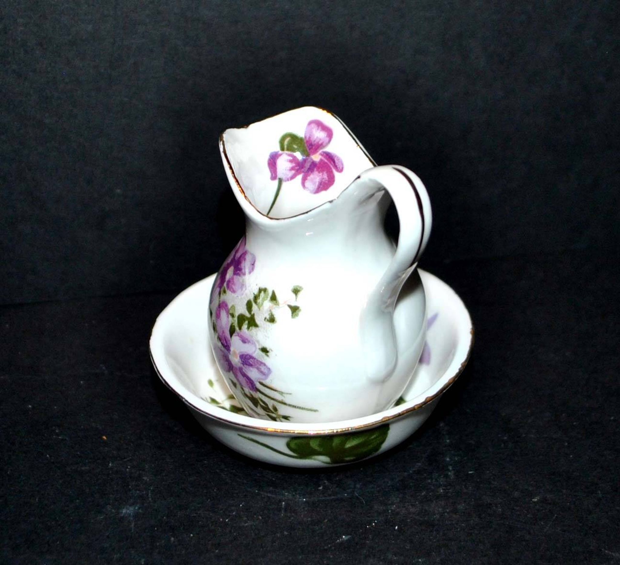 Miniature porcelain pitcher and toilet basin with violet flower decoration - Dinette Dollhouse