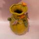 Vase jaune orné d’oiseaux