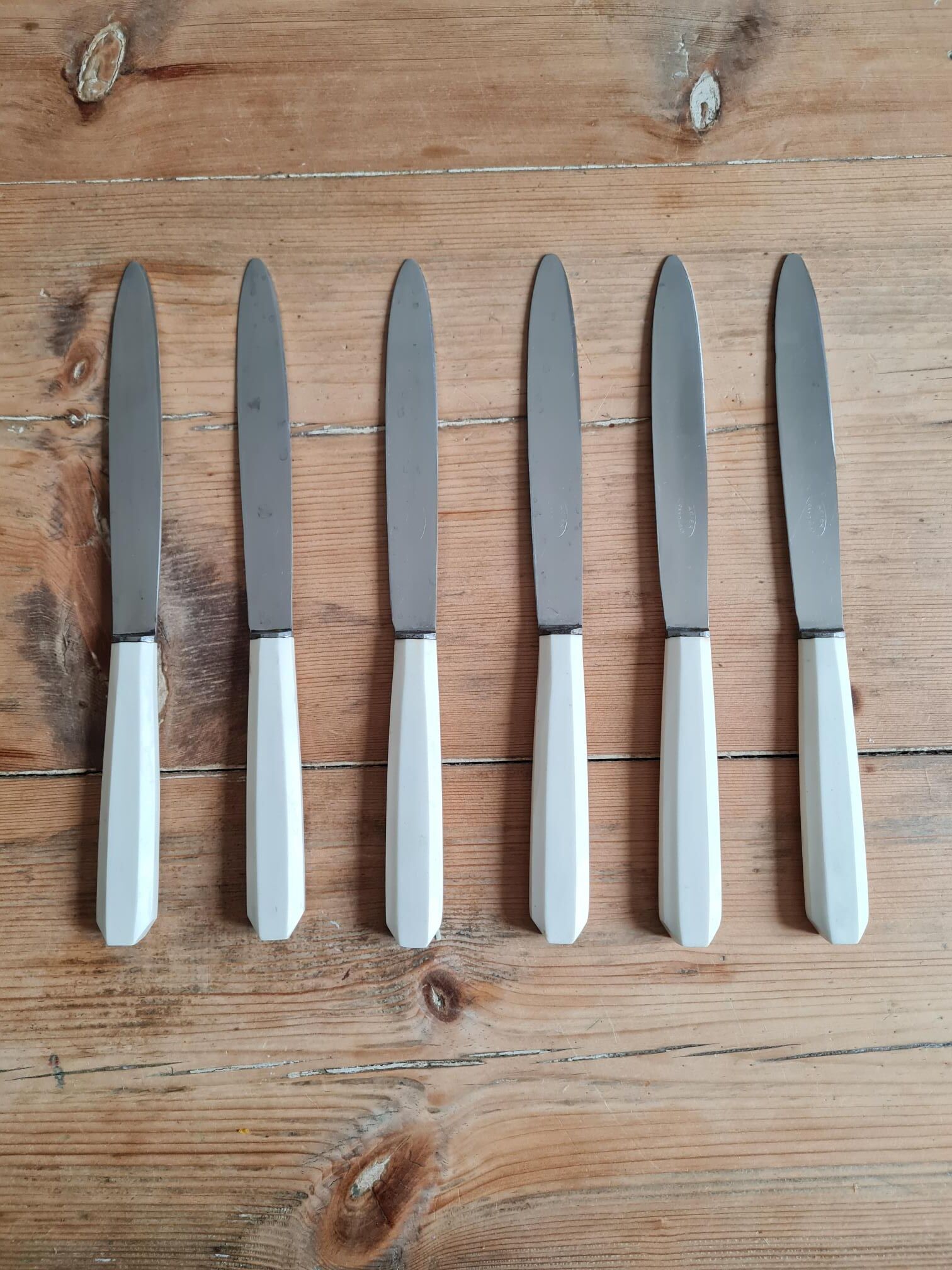 Set de six couteaux en bakélite et inoxydable
