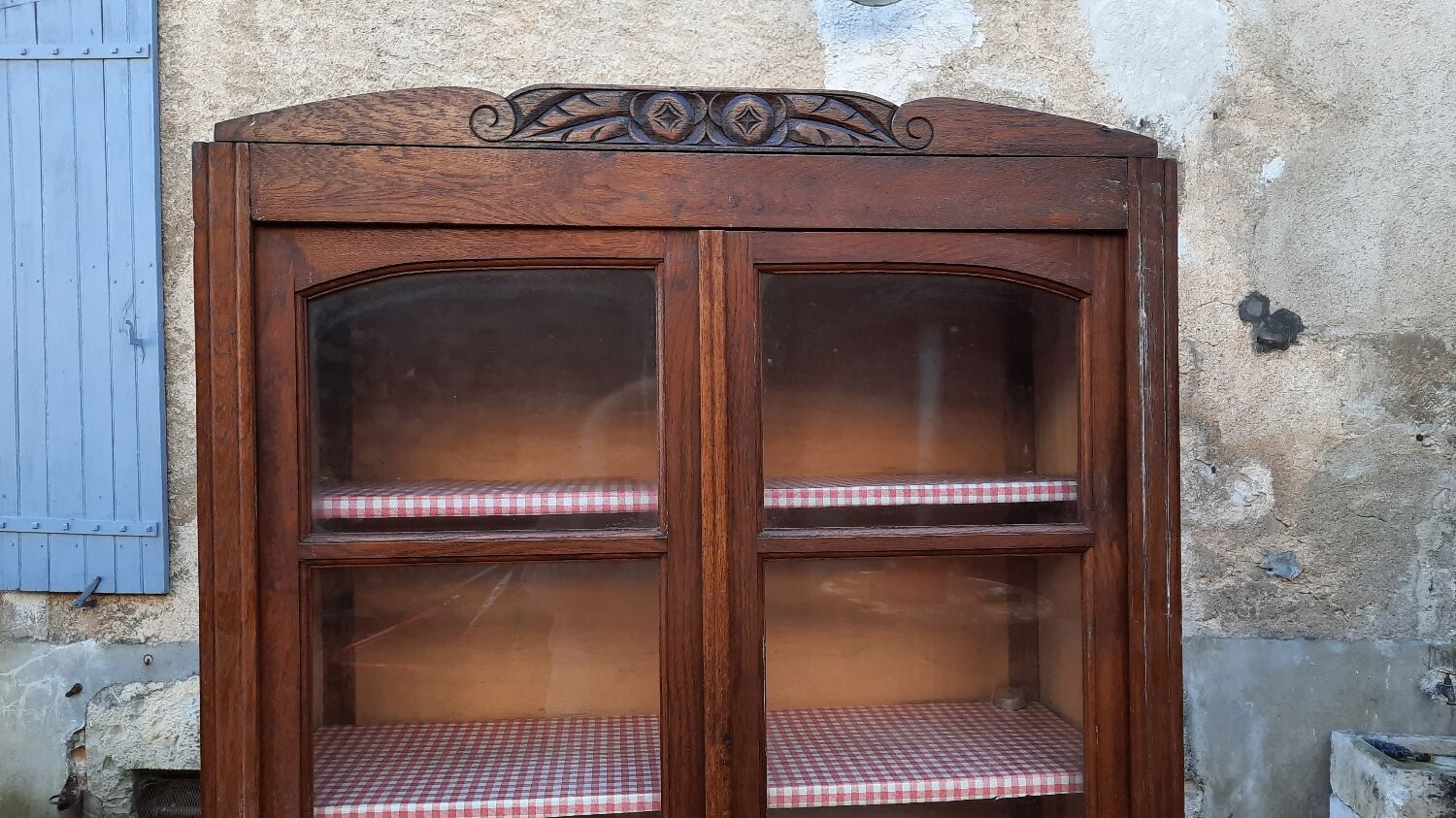 Art Deco style showcase