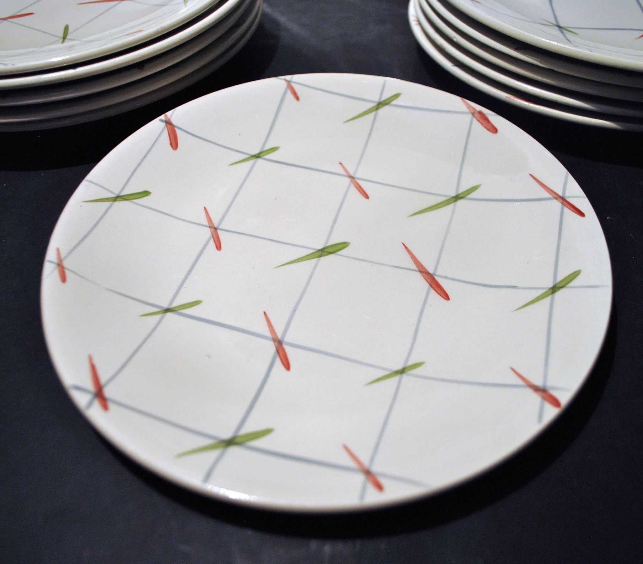 11 assiettes à dessert et plat à tarte vintage en céramique à décor de carreaux