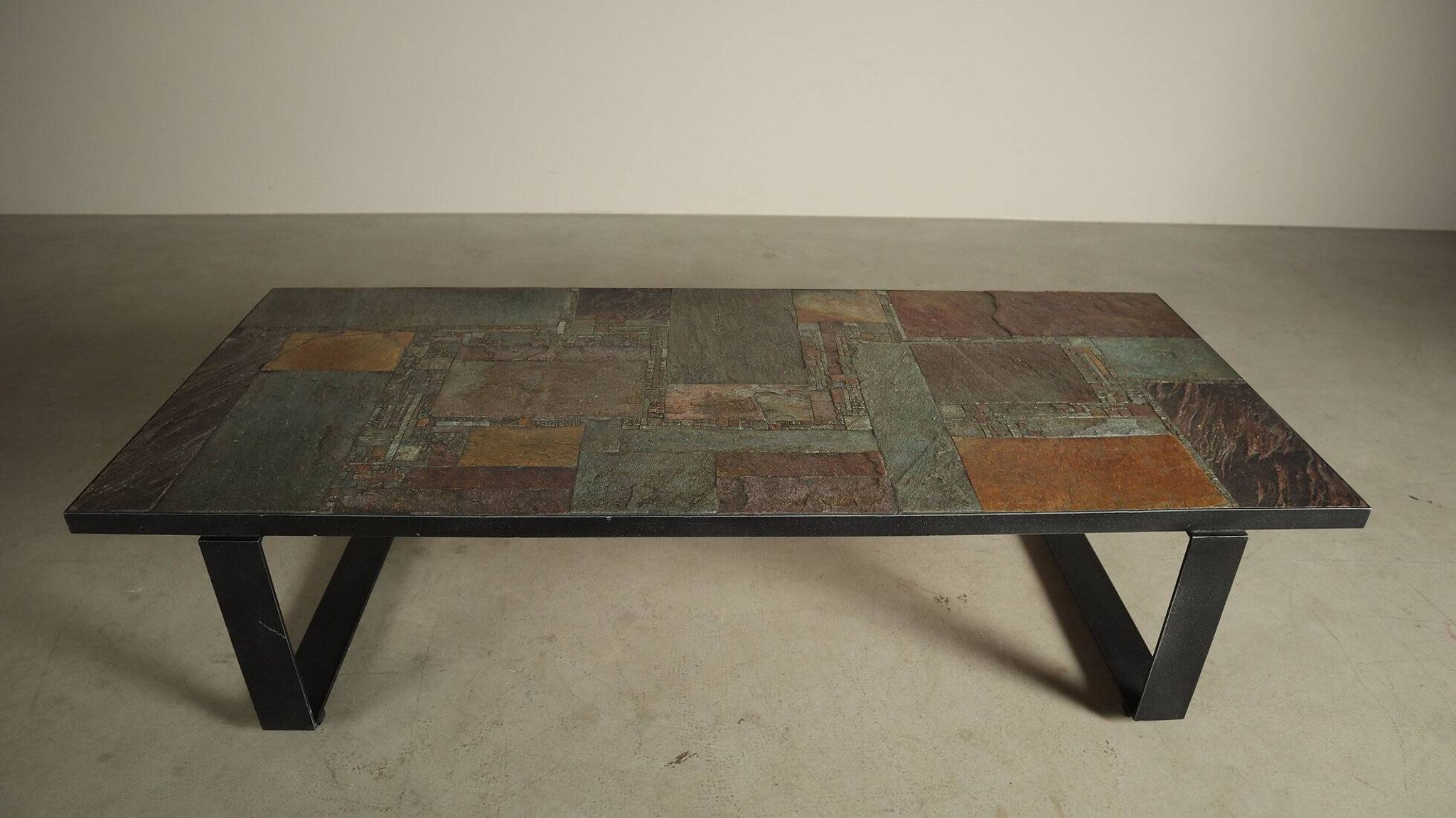 Table basse postmoderne par Pia Manu, Belgique