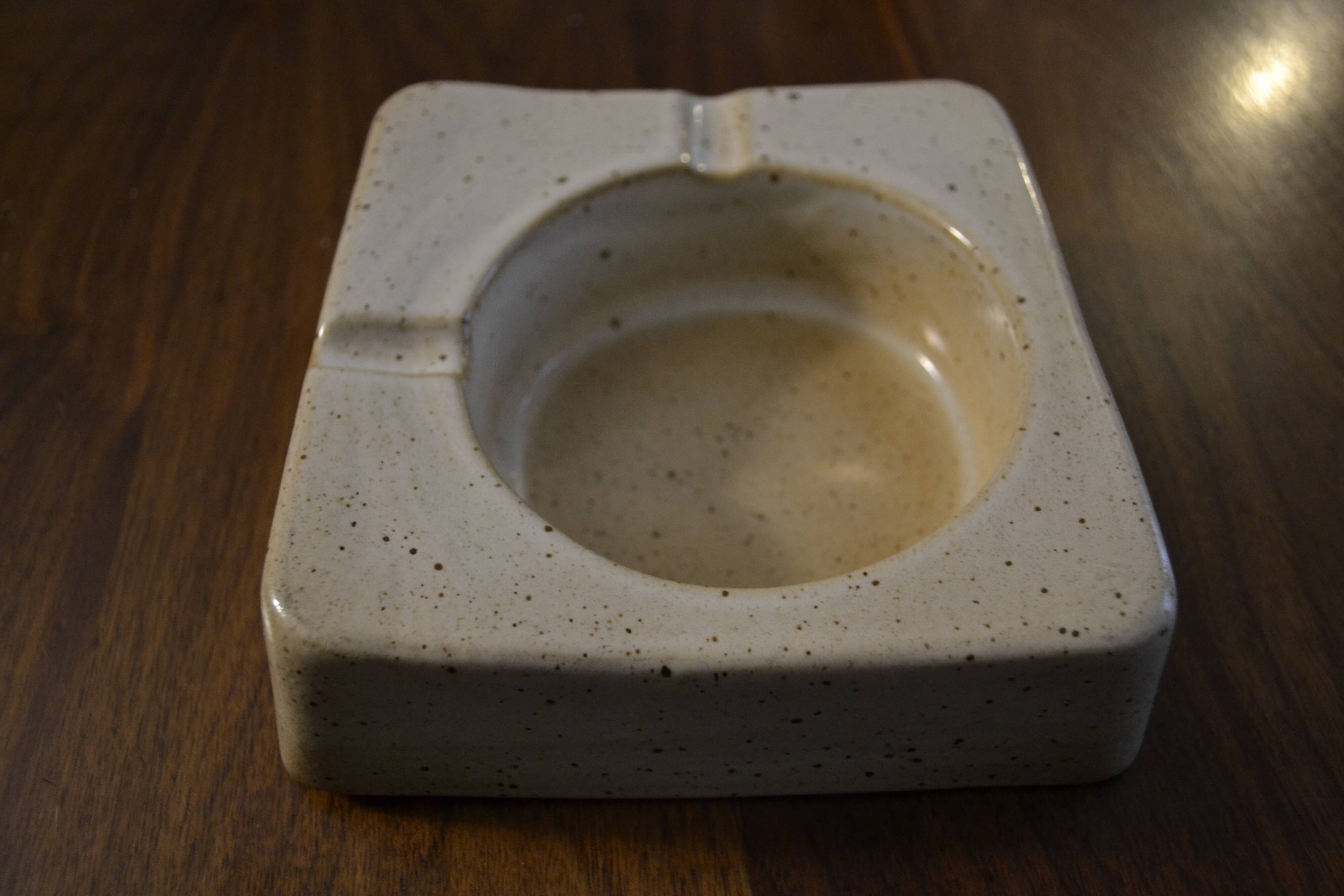 Square ashtray sandstone of the marsh