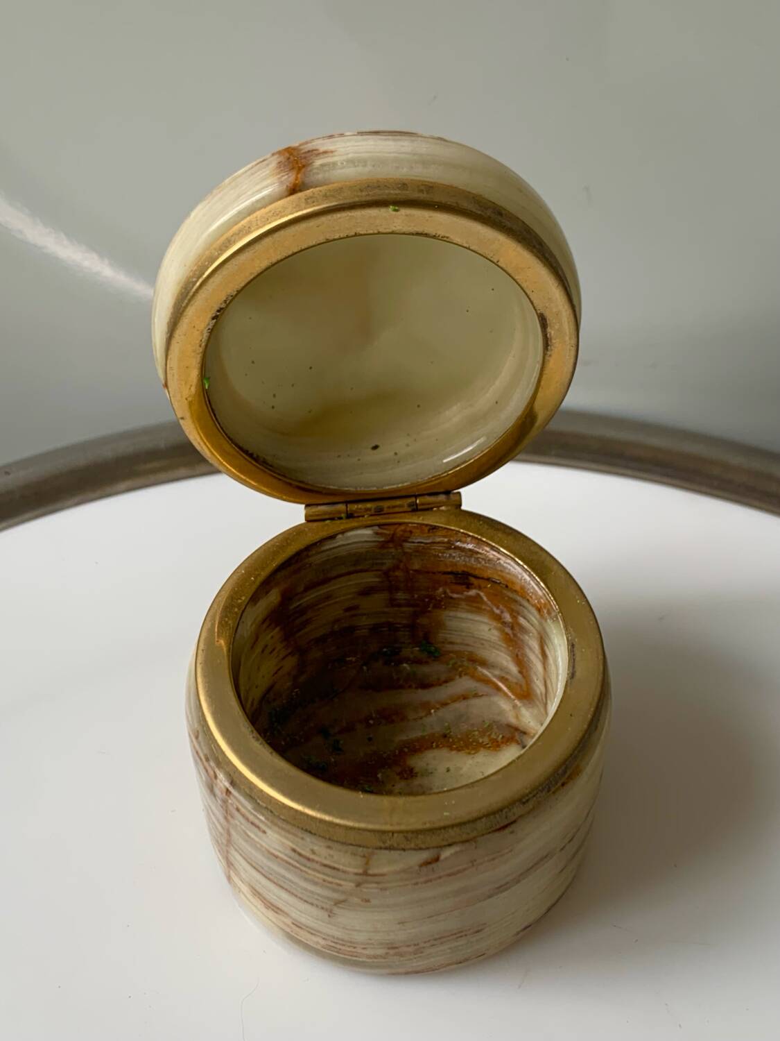 Ancienne boîte ronde onyx laiton vintage