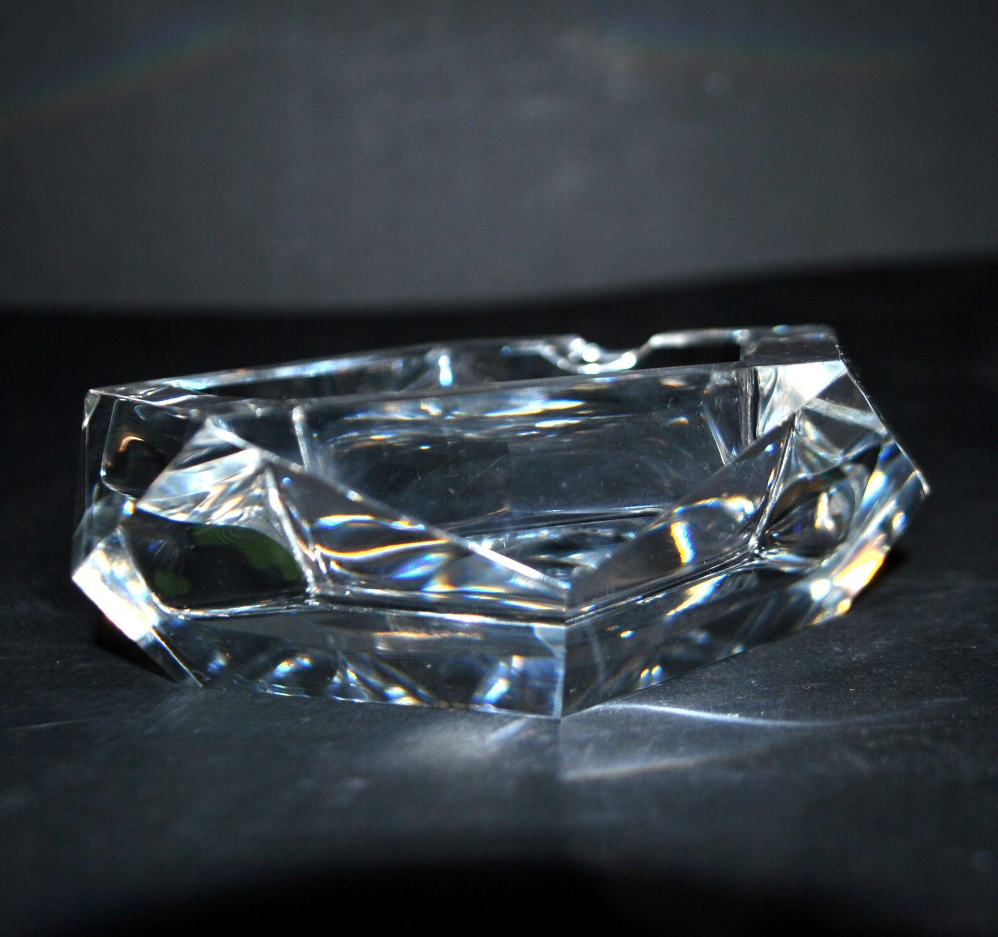 Faceted cut crystal ashtray signed SAINT-LOUIS