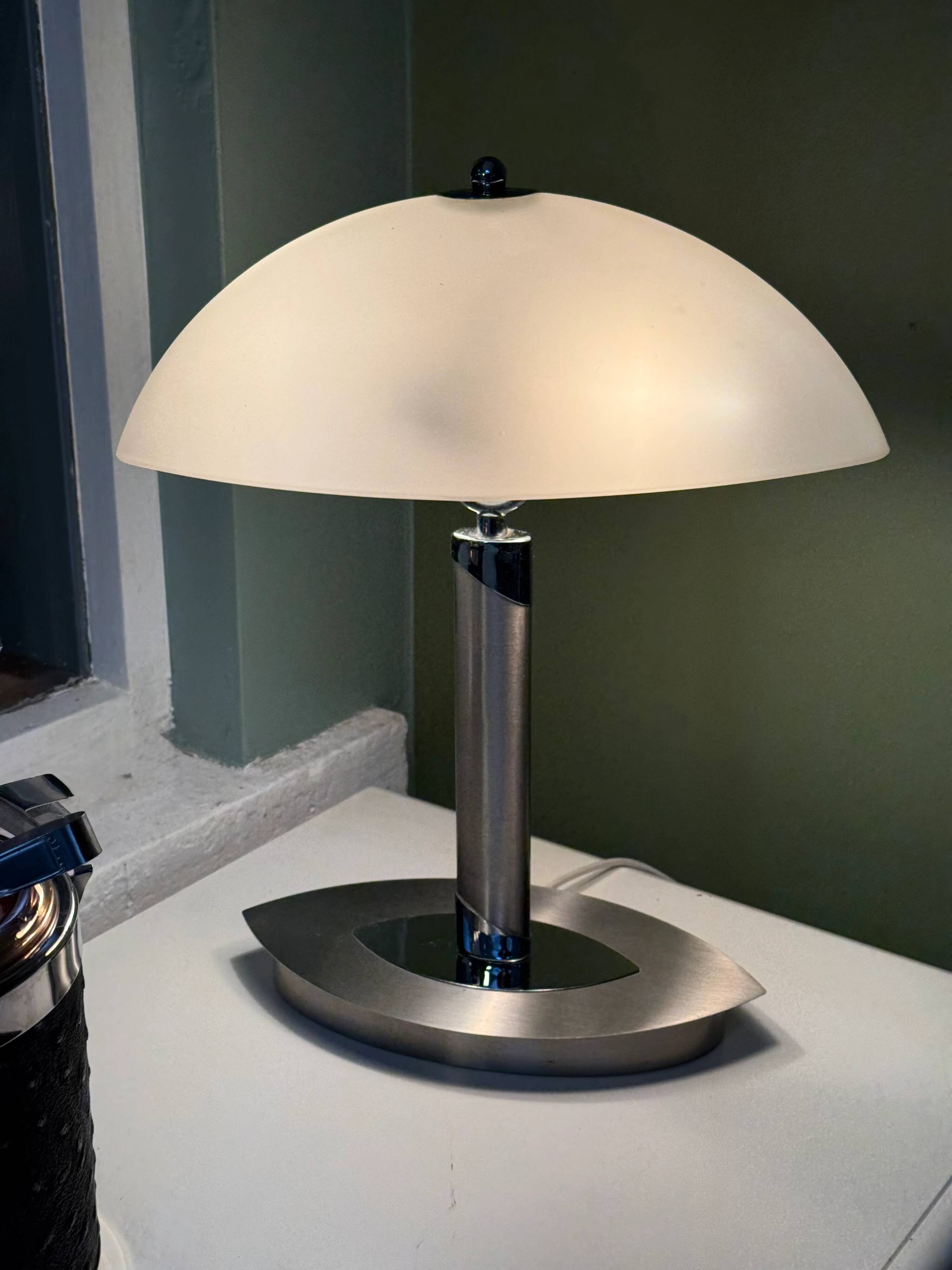 Lampe à poser dôme en opaline et acier Mid-Century