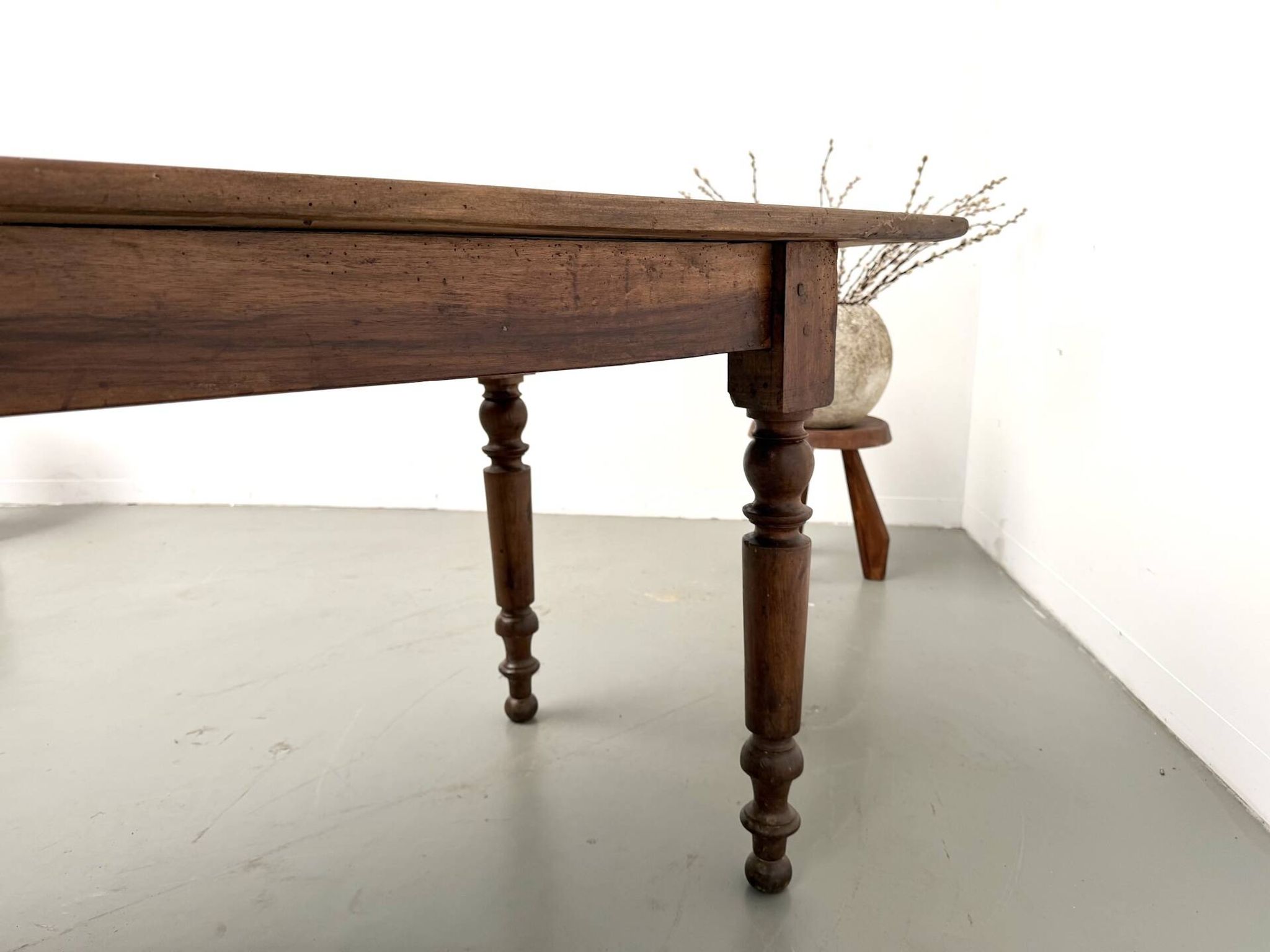 Table de ferme en noyer massif, pieds tournés, 1920
