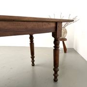 Table de ferme en noyer massif, pieds tournés, 1920
