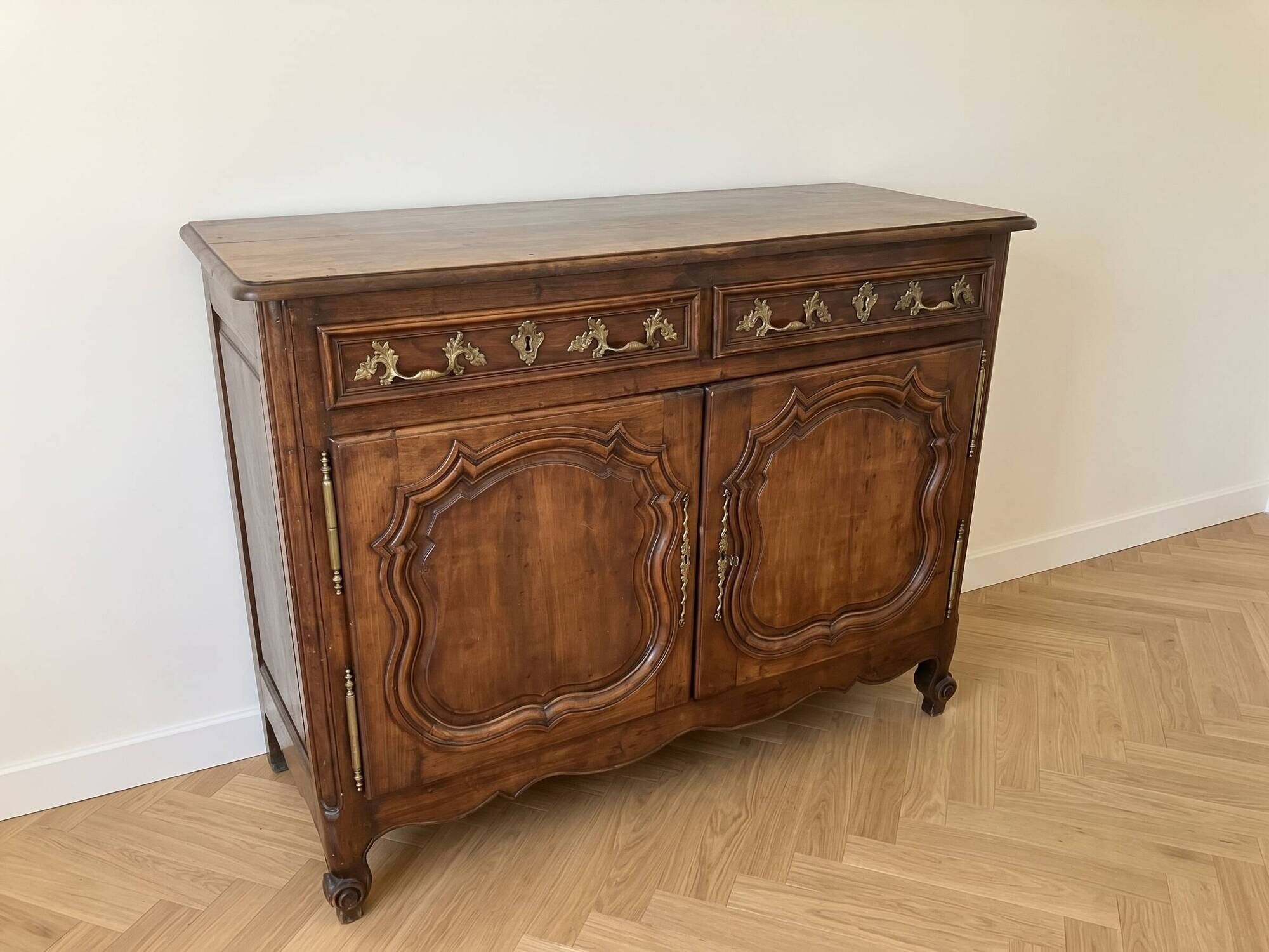 Buffet bas ancien style Louis XV en bois massif