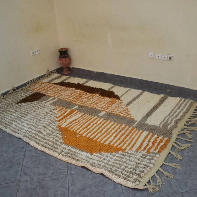 Ecru Moroccan rug with geometric patterns 250cm x 150cm