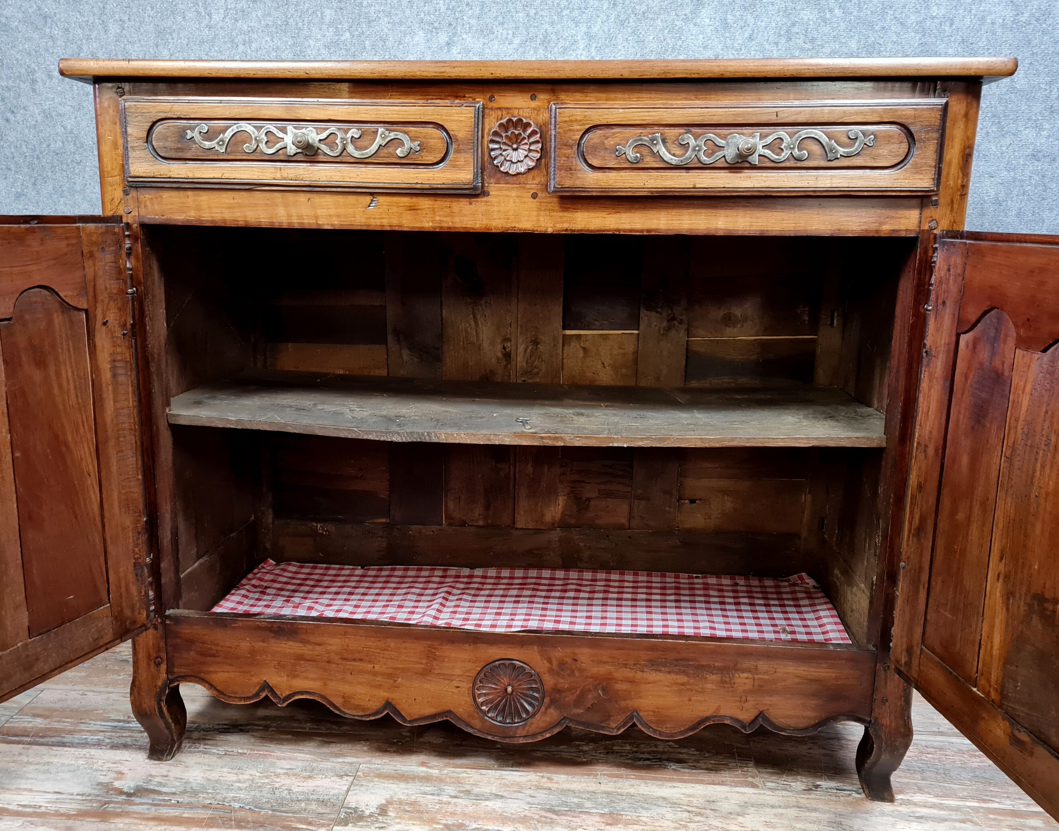 Louis XV period buffet in solid walnut around 1750