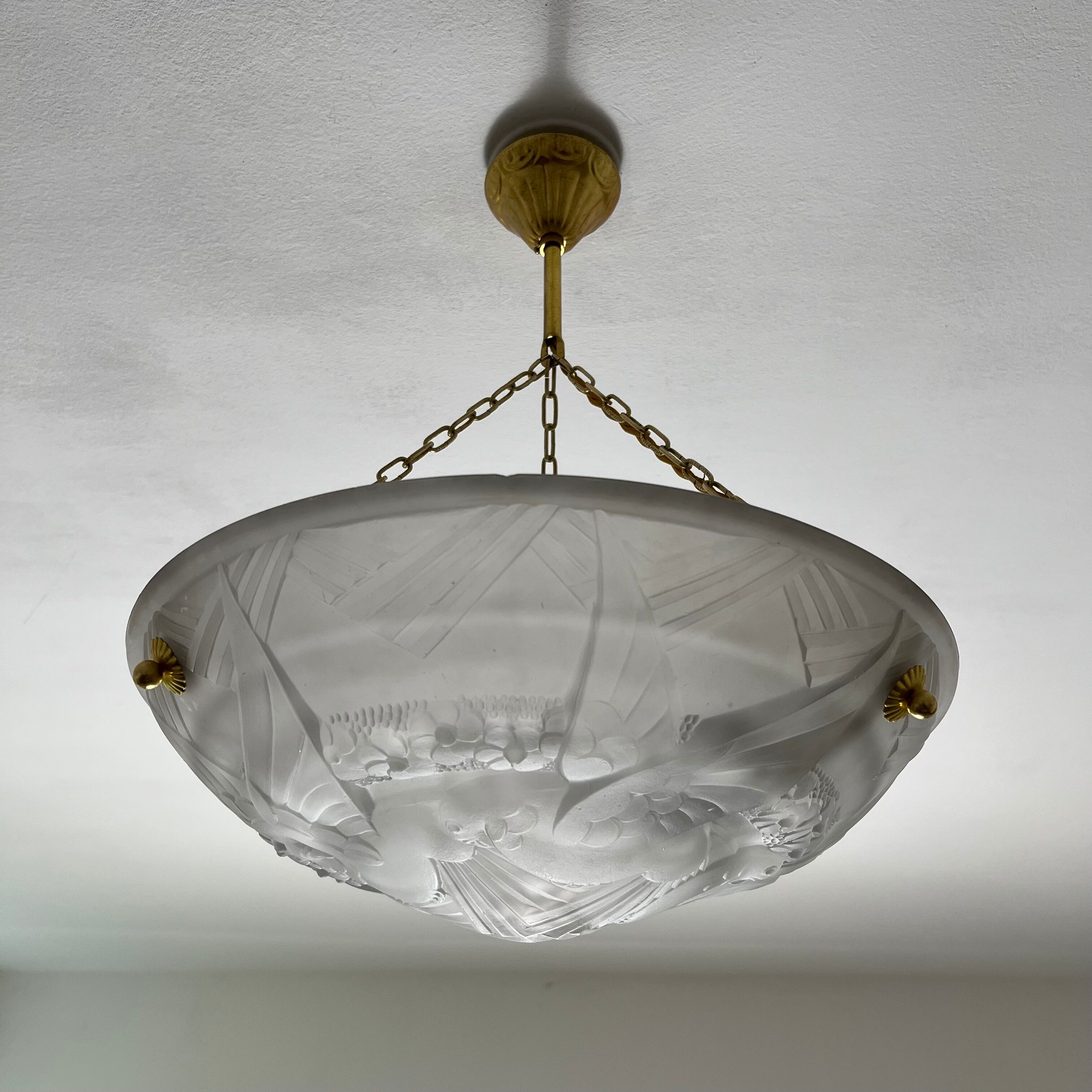 Art Deco washbasin in pressed glass Parakeet décor