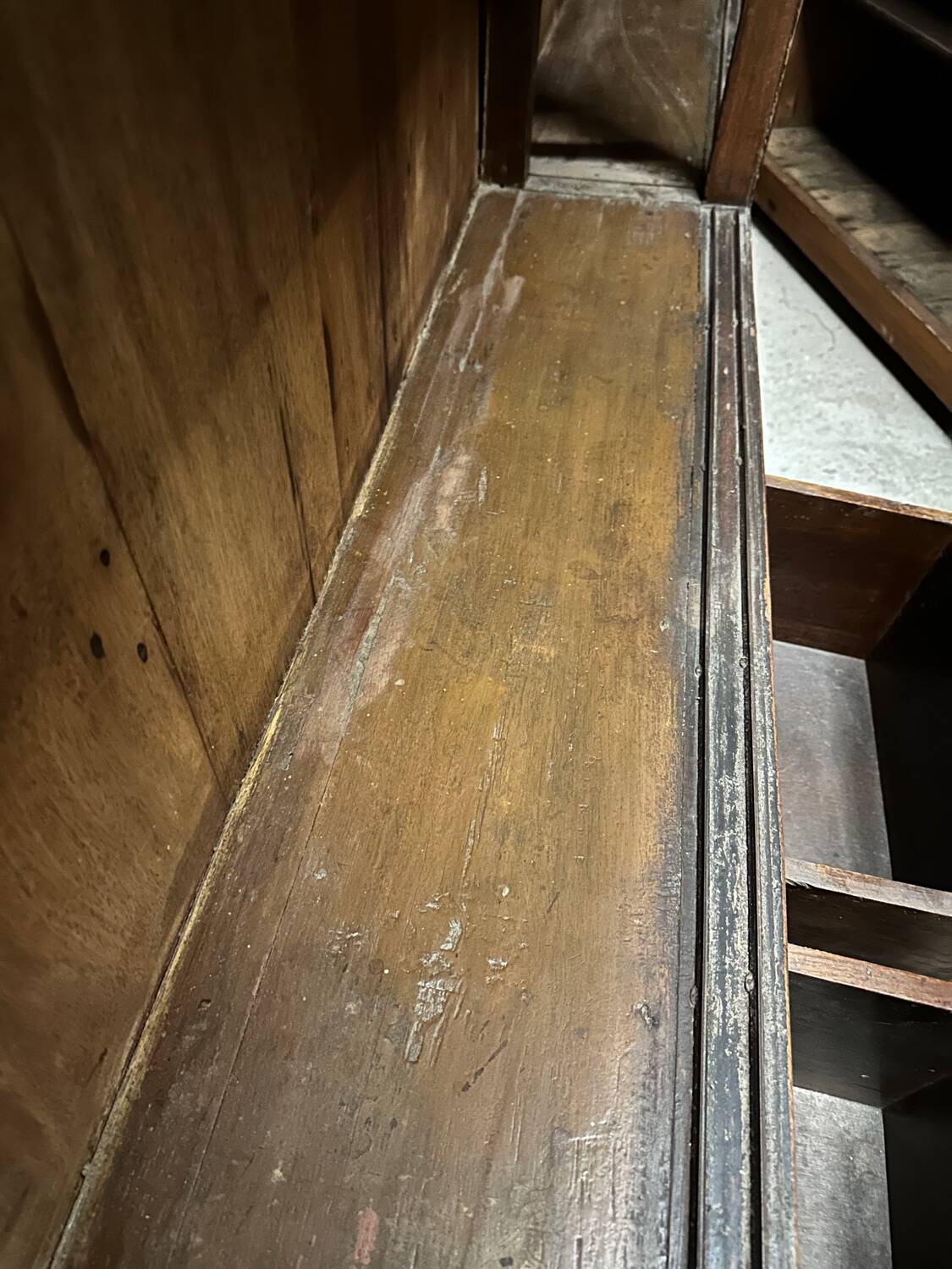 Store furniture, unique piece, for presentation of collections or transformed into a TV cabinet