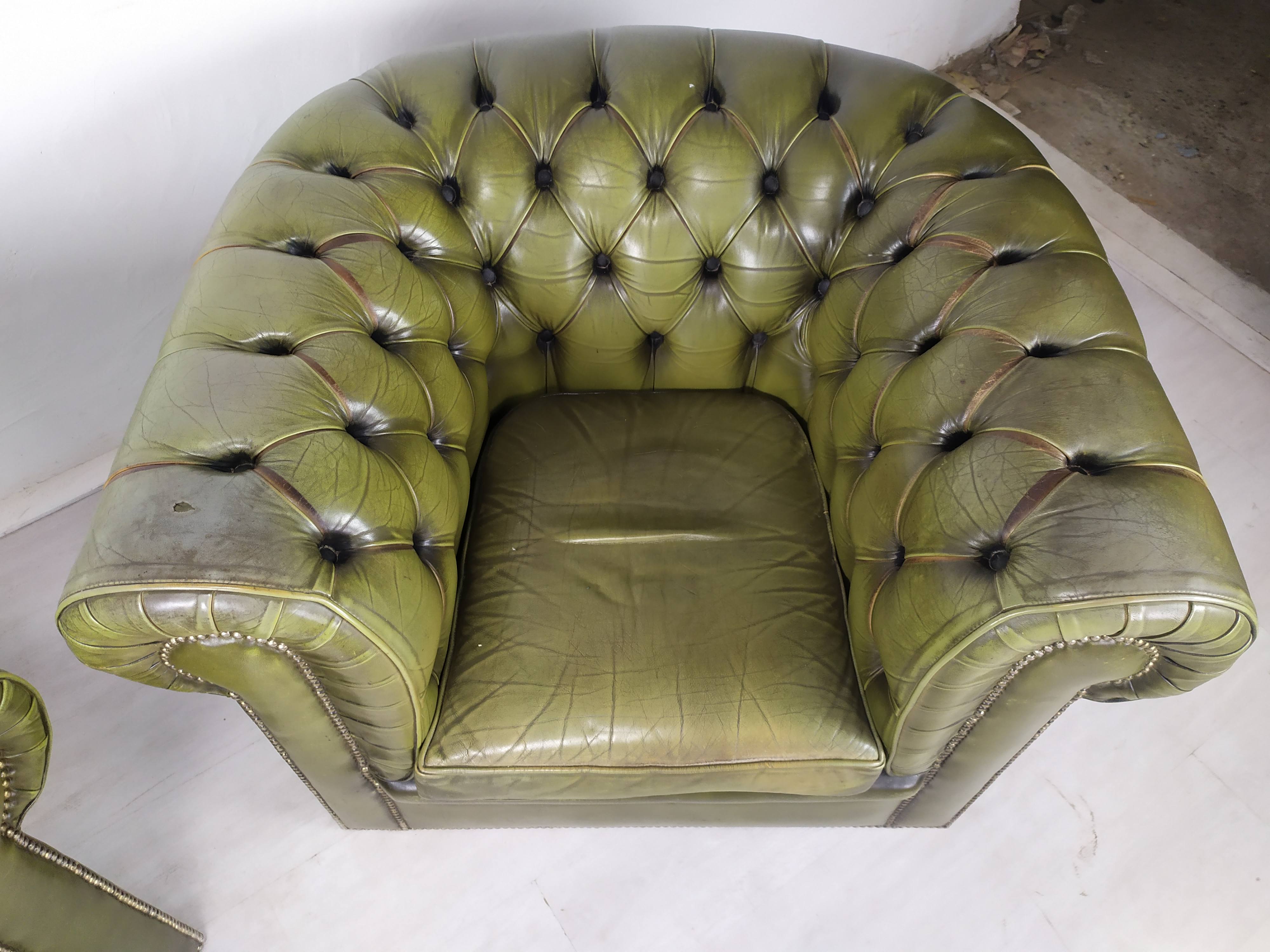 Paire de fauteuils Chesterfield cuir vert