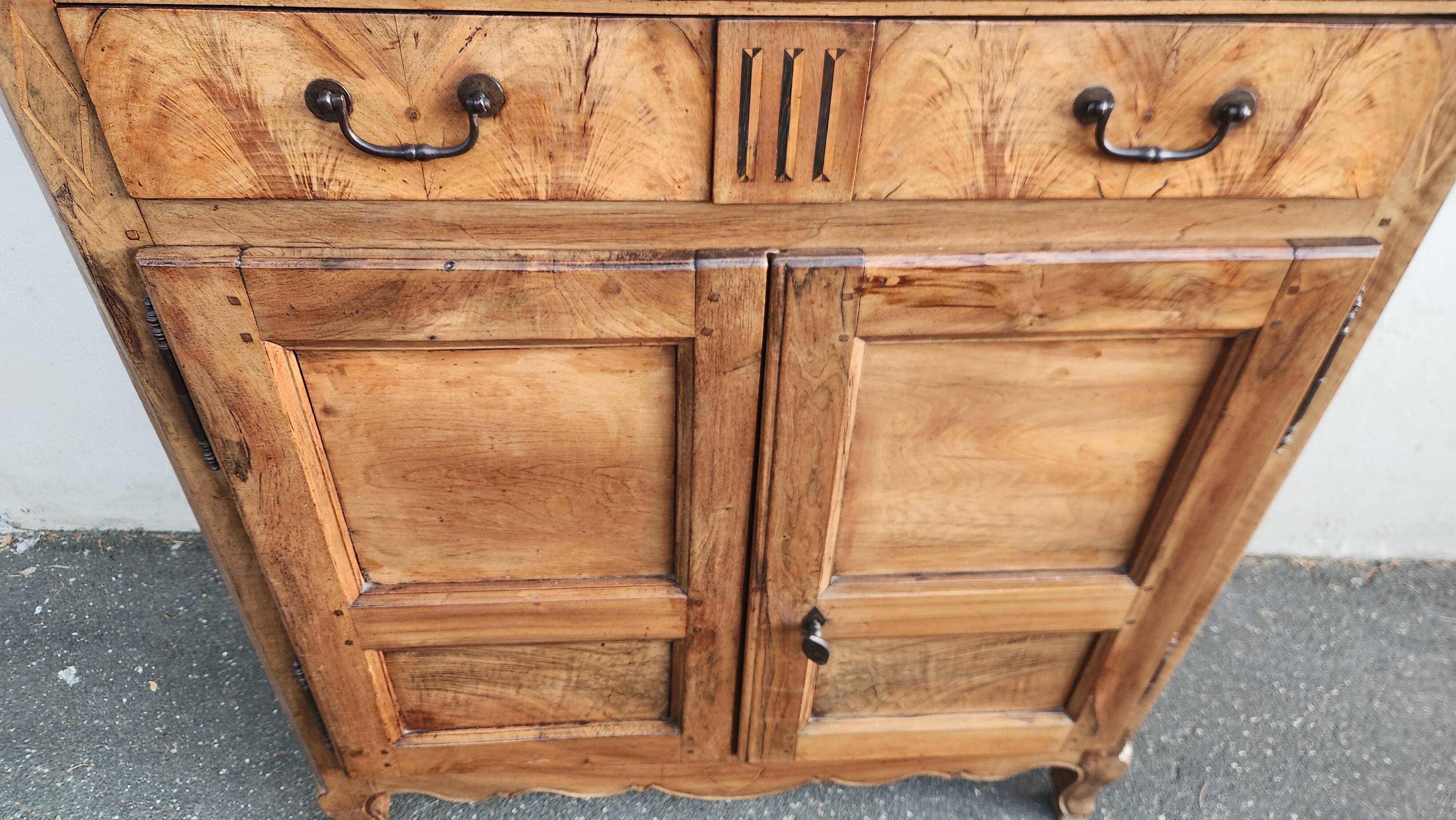 Buffet bas ancien en bois massif XVIII