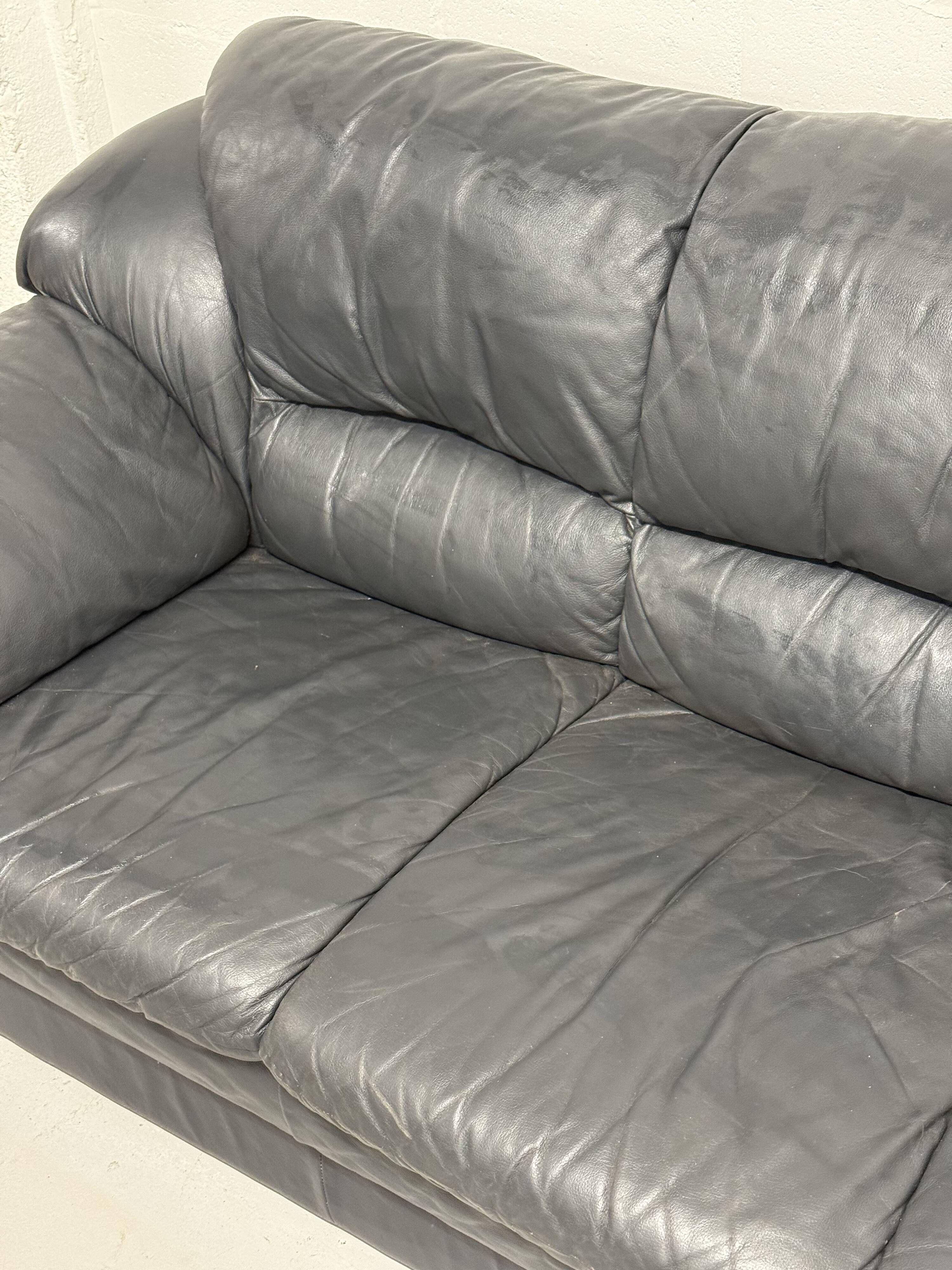Canapé en cuir noir — design postmoderne