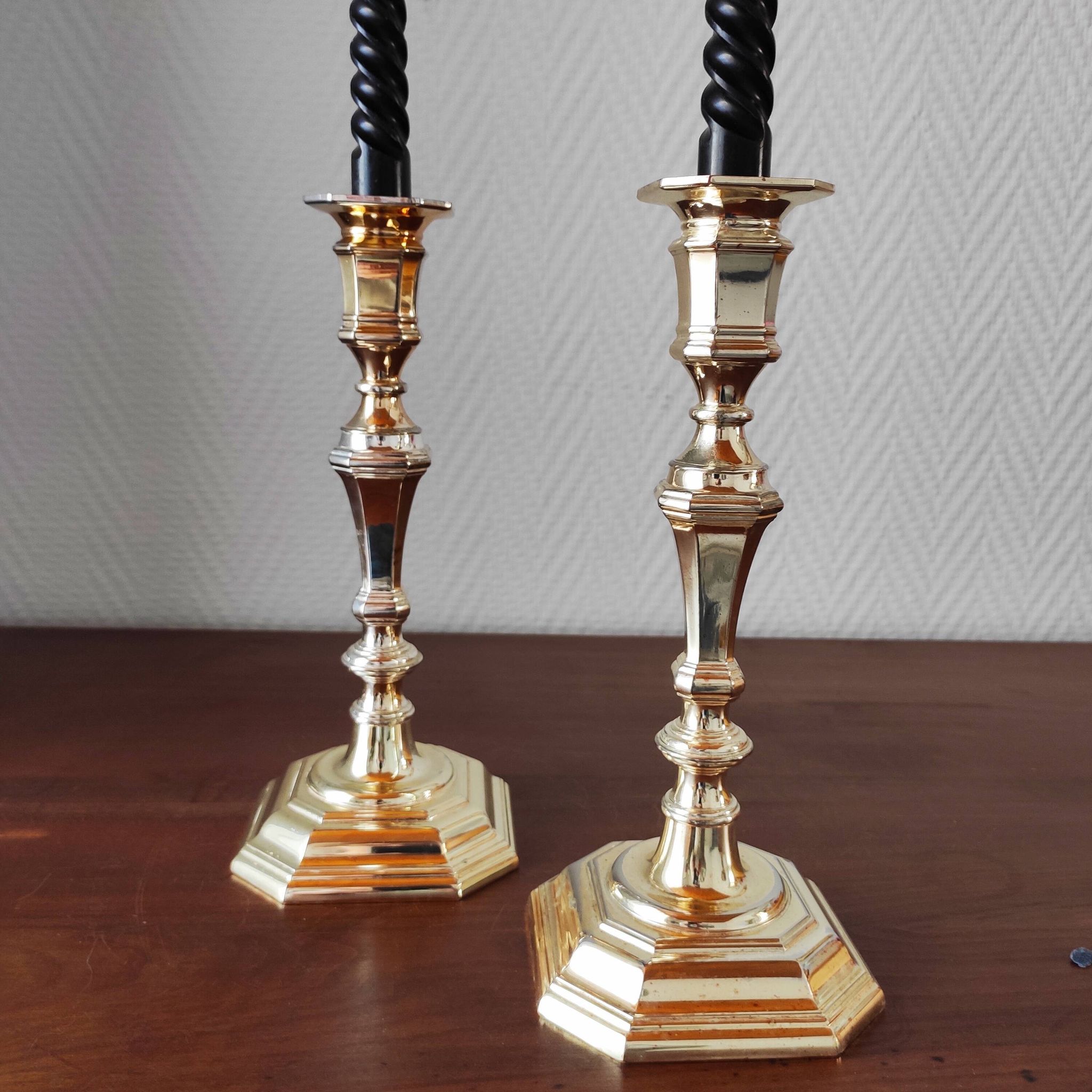 Paire de bougeoirs vintage classiques