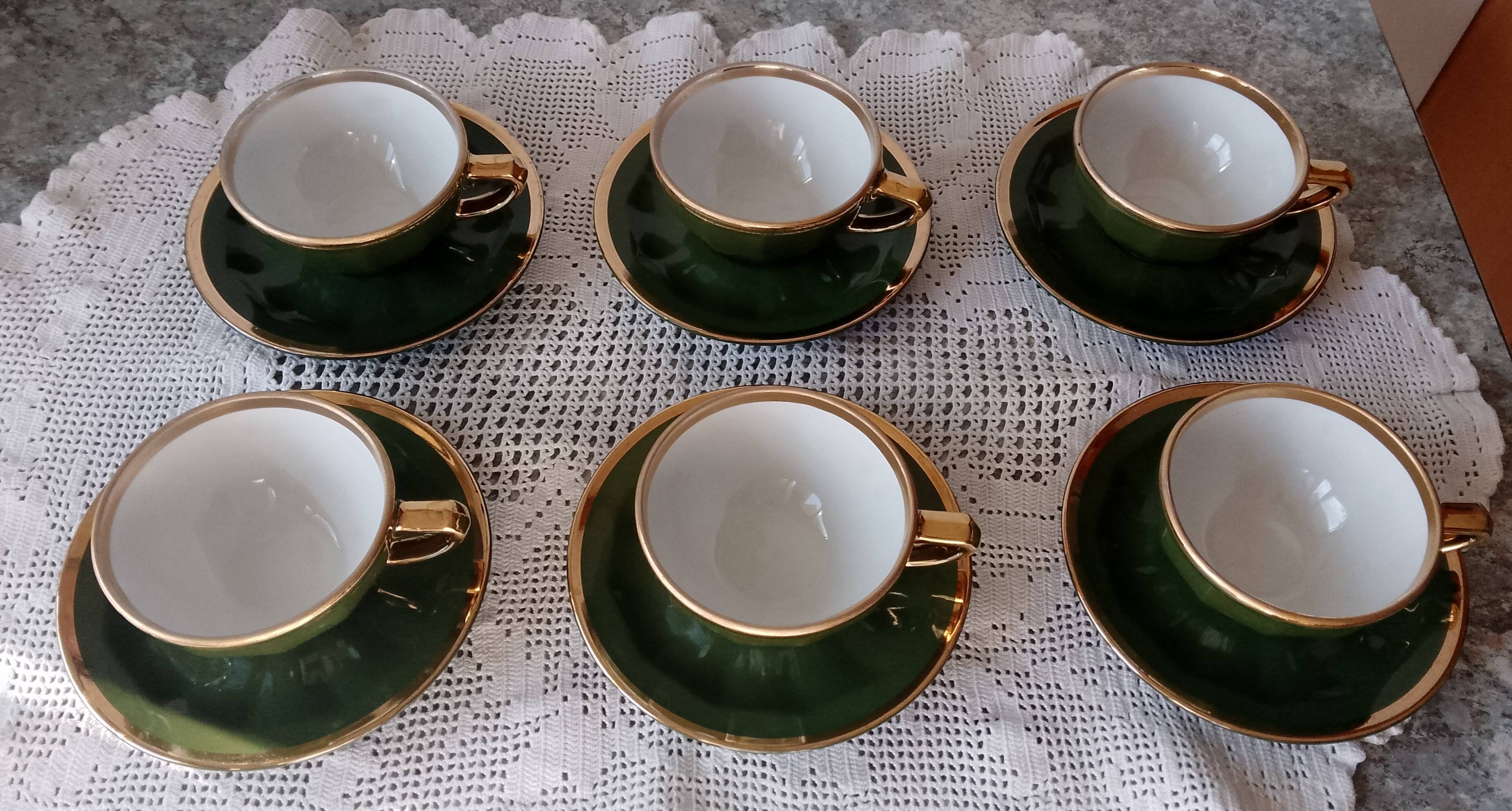 Coffee/tea cups and saucers