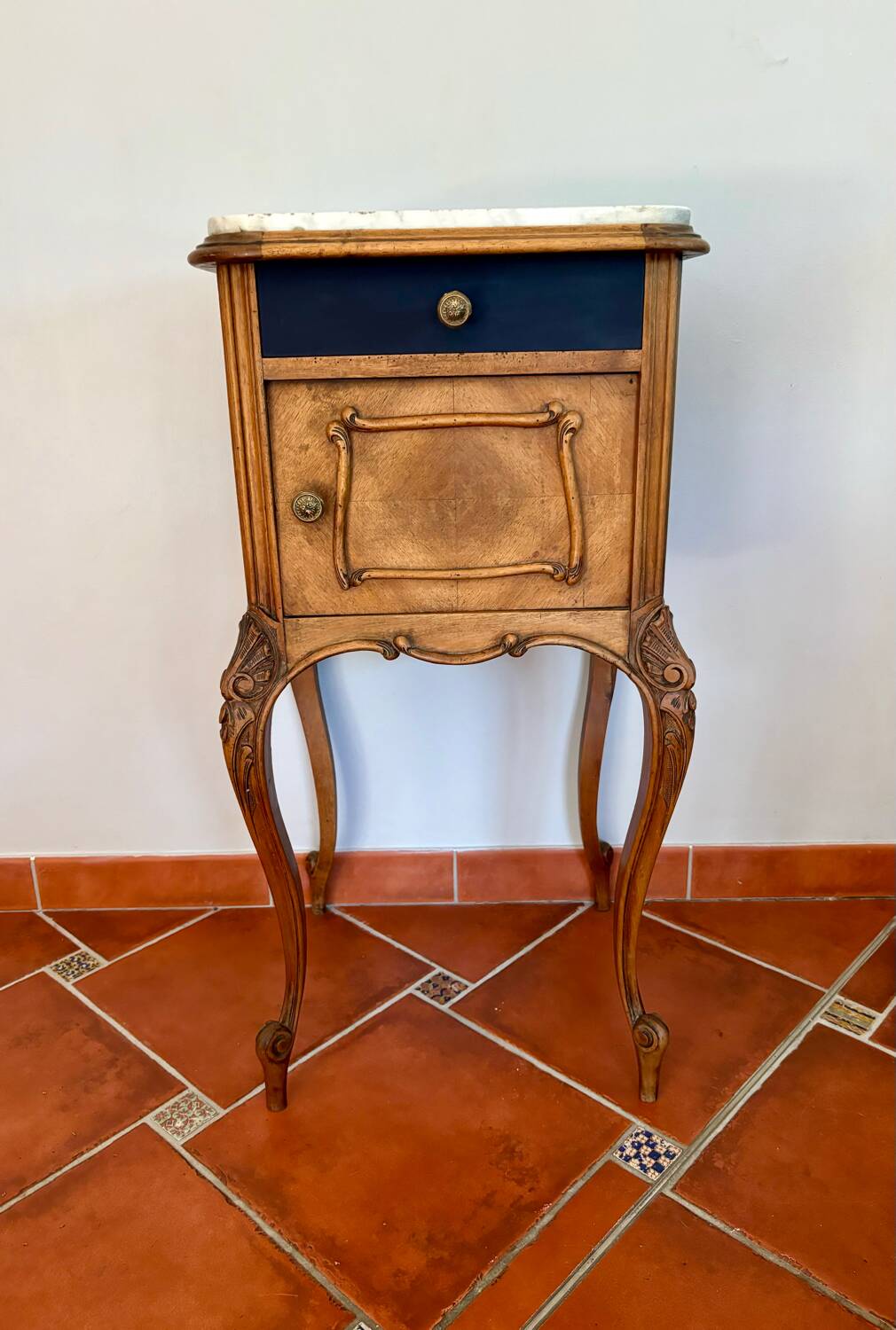 Table de chevet ancienne en bois et plateau en marbre, France fin XIXème