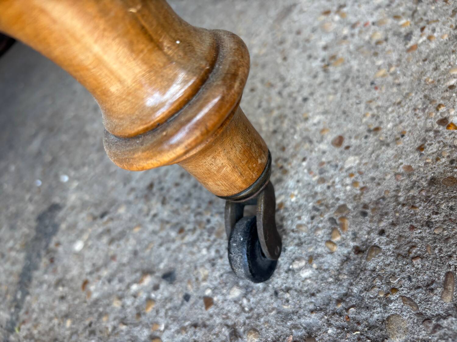 Antique round extendable table without extension