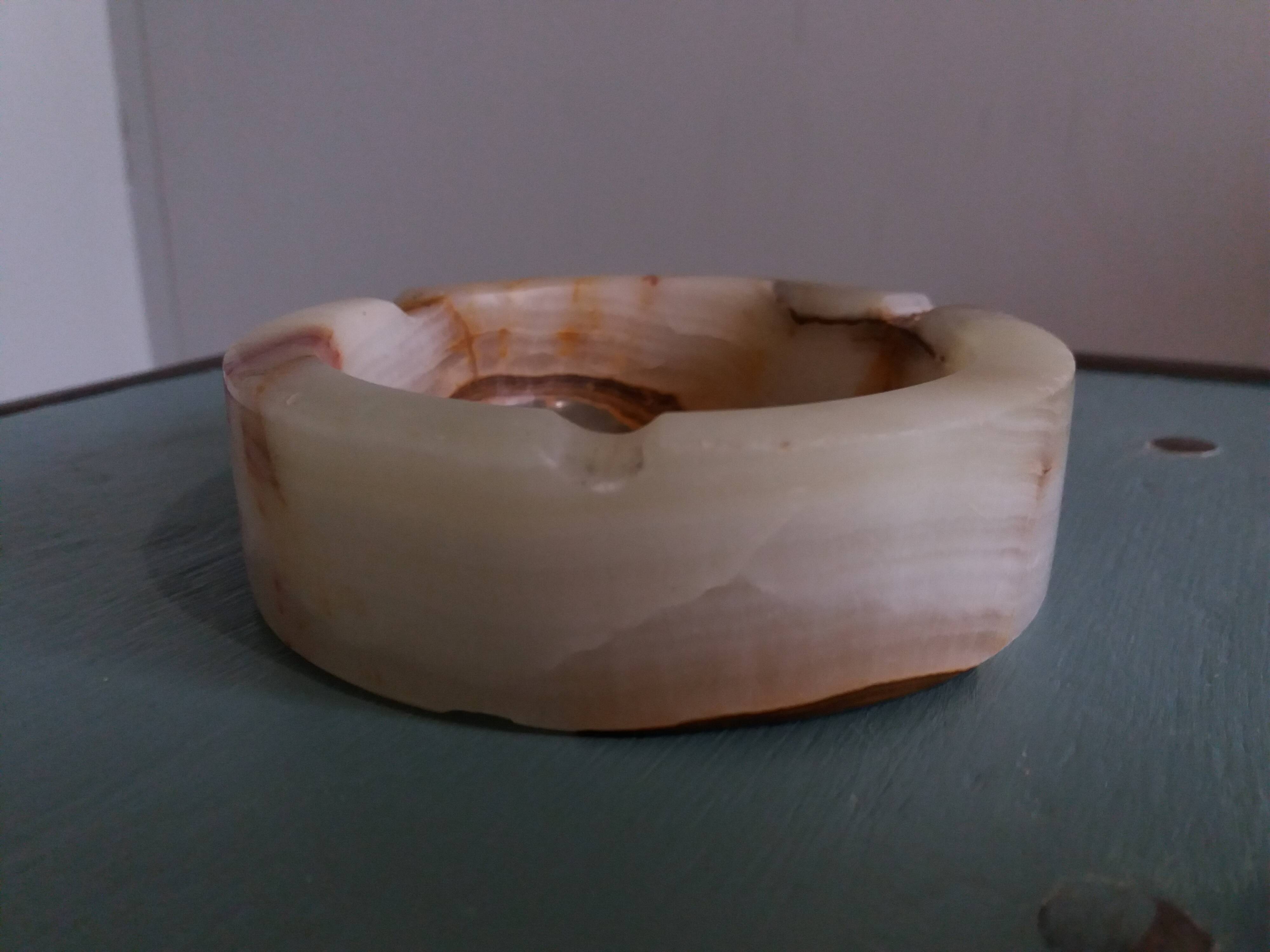 Cendrier rond en albâtre