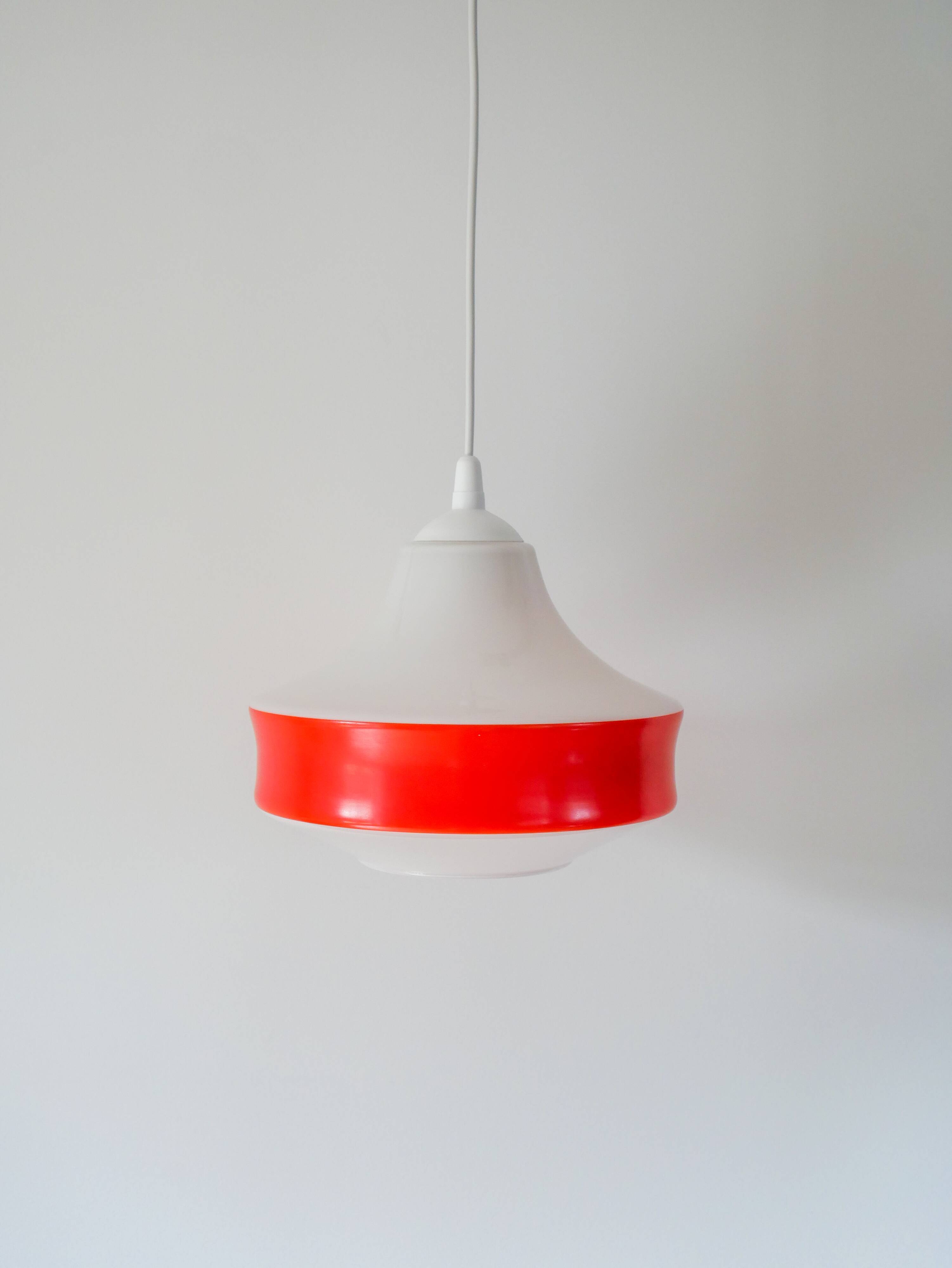Suspension en opaline bicolore orange / rouge et blanc Design 1970