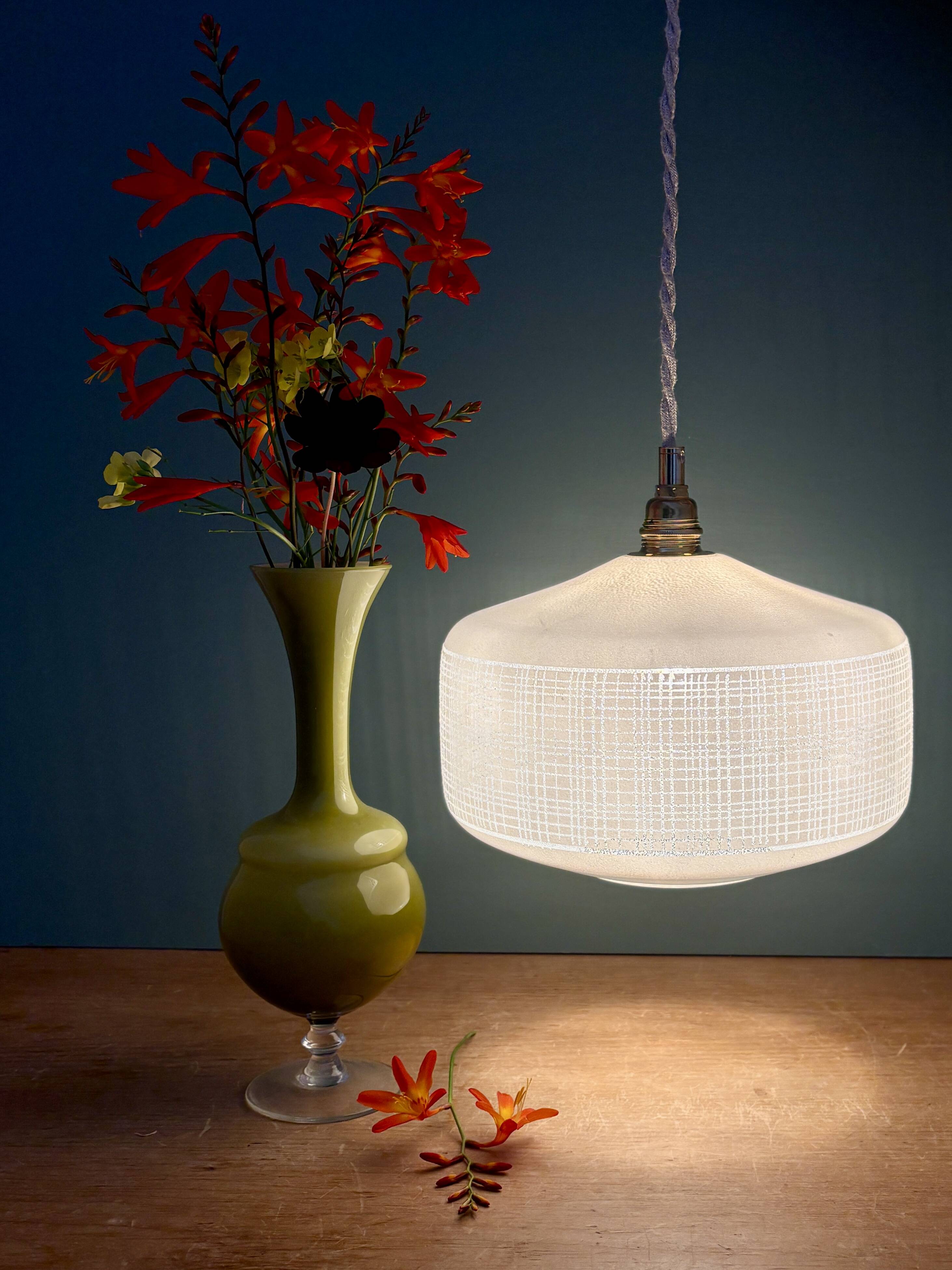 Suspension globe vintage en opaline blanche